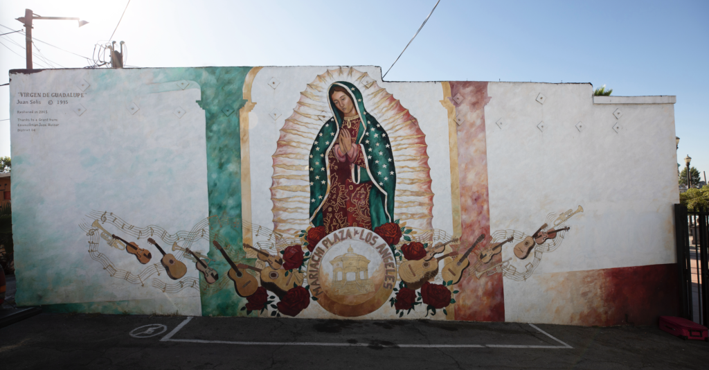 Fotografía del "Mural Virgen de Guadalupe en Plaza Mariachi", de Nydya Mora, 2020. (Imagen de cortesía)
