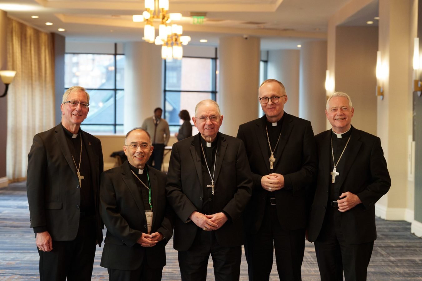 El Arzobispo José H. Gomez y los cinco obispos auxiliares activos de LA estuvieron en Baltimore esta semana para la asamblea plenaria de otoño de la Conferencia de Obispos Católicos de los Estados Unidos. No aparece en la foto el obispo auxiliar Albert Bahhuth, que actuó como escrutador de la reunión. (Kendall McLaren/USCCB)