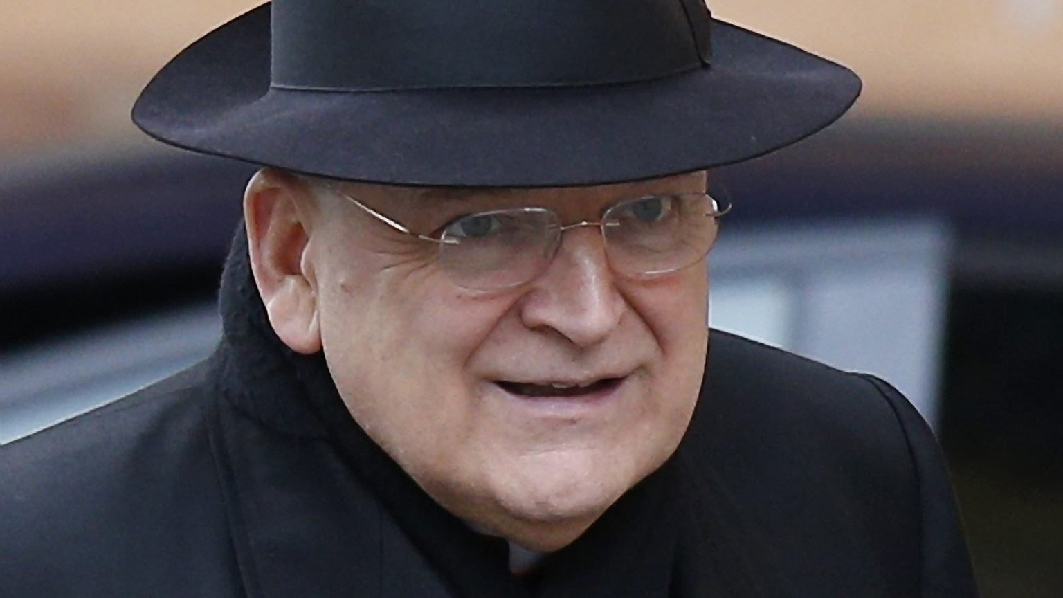 El cardenal estadounidense Raymond L. Burke es visto fuera del Vaticano el 7 de marzo de 2013. (CNS photo/Paul Haring)