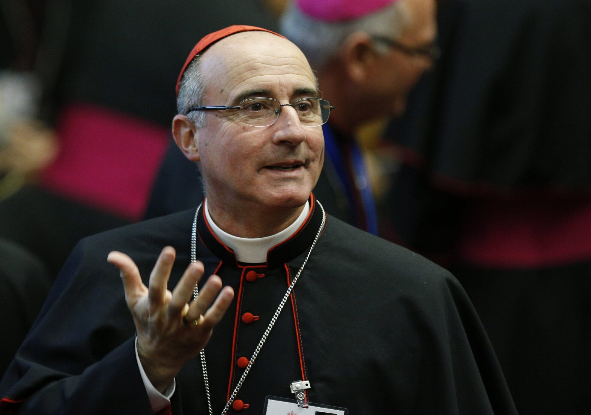 El cardenal Daniel Sturla de Montevideo, Uruguay, gesticula antes de una sesión del Sínodo de los Obispos sobre la familia en el Vaticano el 24 de octubre de 2015. (CNS /Paul Haring)