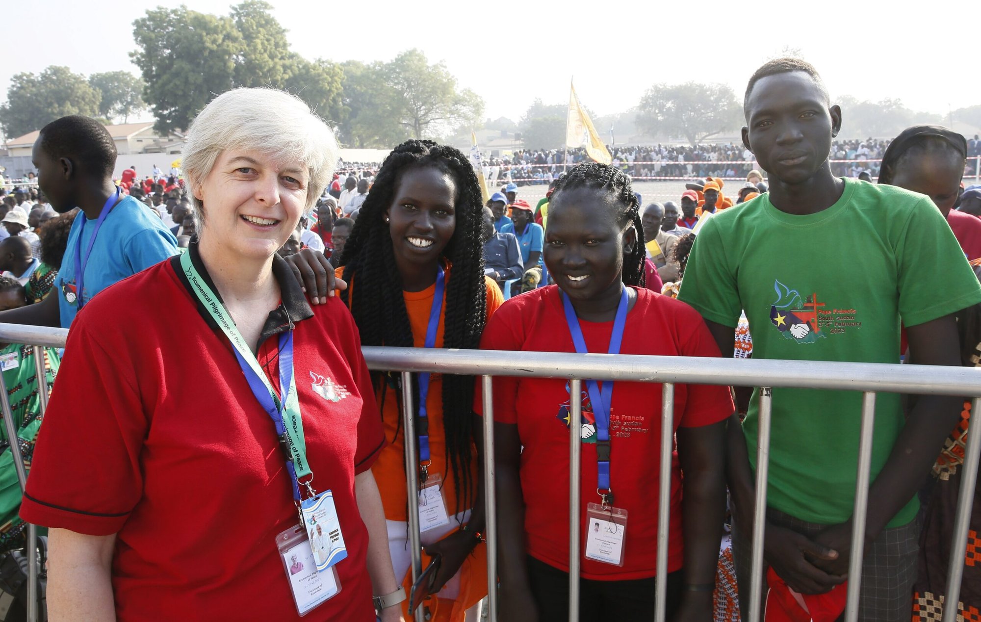 La Hermana Loreto irlandesa Orla Treacy, directora de una escuela en Rumbek, Sudán del Sur, es fotografiada con algunos de sus estudiantes antes de la reunión del Papa Francisco con obispos, sacerdotes, religiosos y seminaristas en la Catedral de Santa Teresa en Juba, Sudán del Sur, el 4 de febrero de 2023. (CNS /Paul Haring)