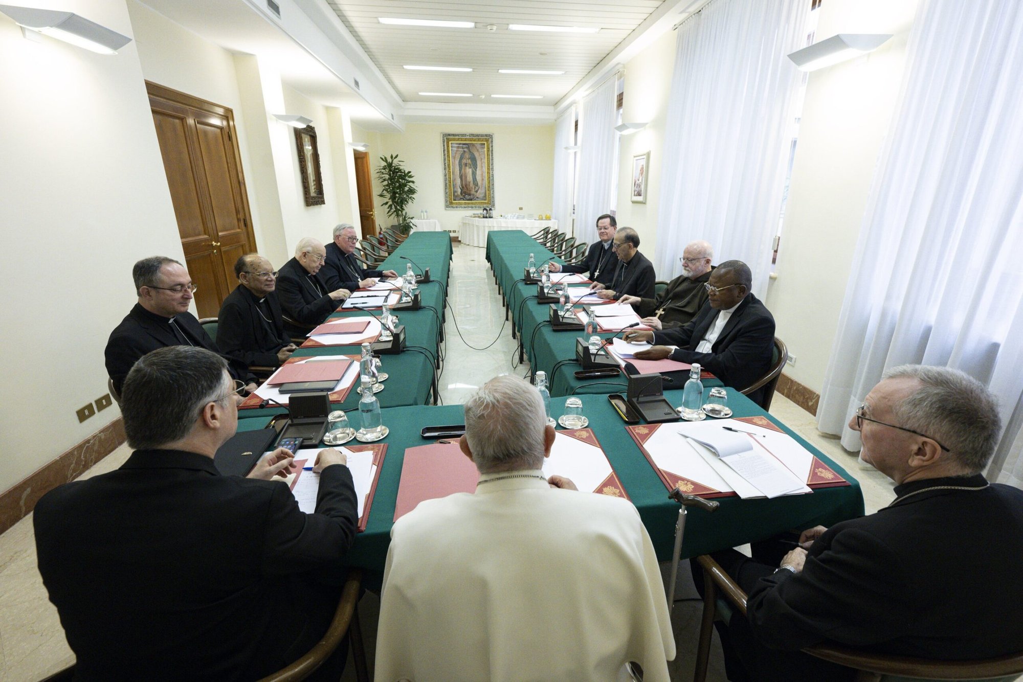 El Papa Francisco se reúne con los miembros de su renovado Consejo de Cardenales en el Vaticano el 24 de abril de 2023. Sentados a ambos lados del Papa están el obispo Marco Mellino, secretario del Consejo, y el cardenal Pietro Parolin, secretario de Estado vaticano. Los miembros, en el sentido de las agujas del reloj desde la izquierda, son: Cardenales Sérgio da Rocha de São Salvador da Bahia, Brasil; Oswald Gracias de Mumbai, India; Fernando Vérgez Alzaga, presidente de la comisión que gobierna el Estado de la Ciudad del Vaticano; Jean-Claude Hollerich de Luxemburgo; Gérald C. Lacroix de Québec; Juan José Omella Omella de Barcelona; Seán P. O'Malley de Boston; y Fridolin Ambongo Besungu, de Kinshasa, Congo. (Foto de CNS/Vatican Media)