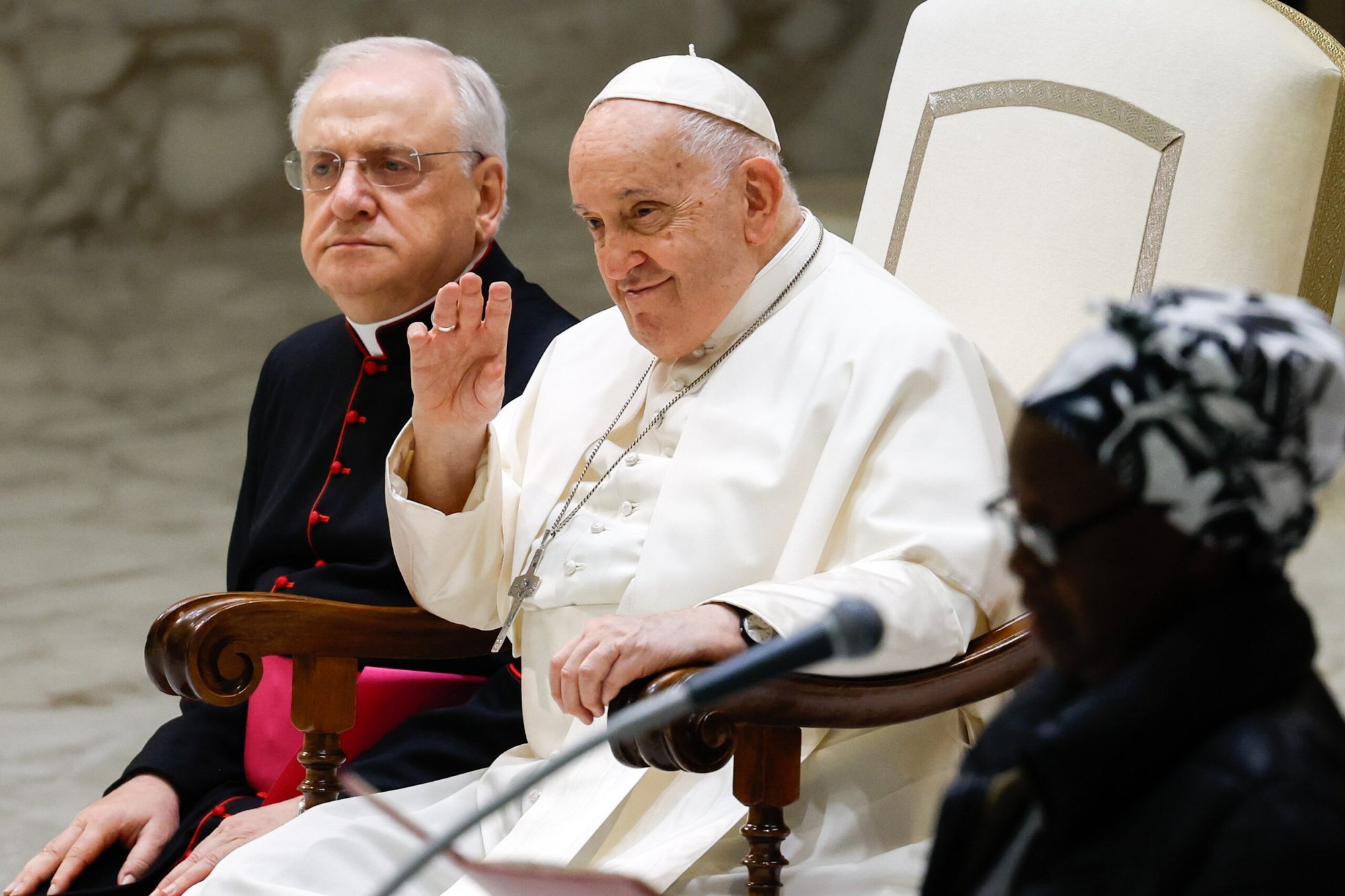 El Papa Francisco saluda a los visitantes durante su audiencia general semanal en la Sala de Audiencias Pablo VI del Vaticano el 6 de diciembre de 2023. (CNS /Lola Gomez)