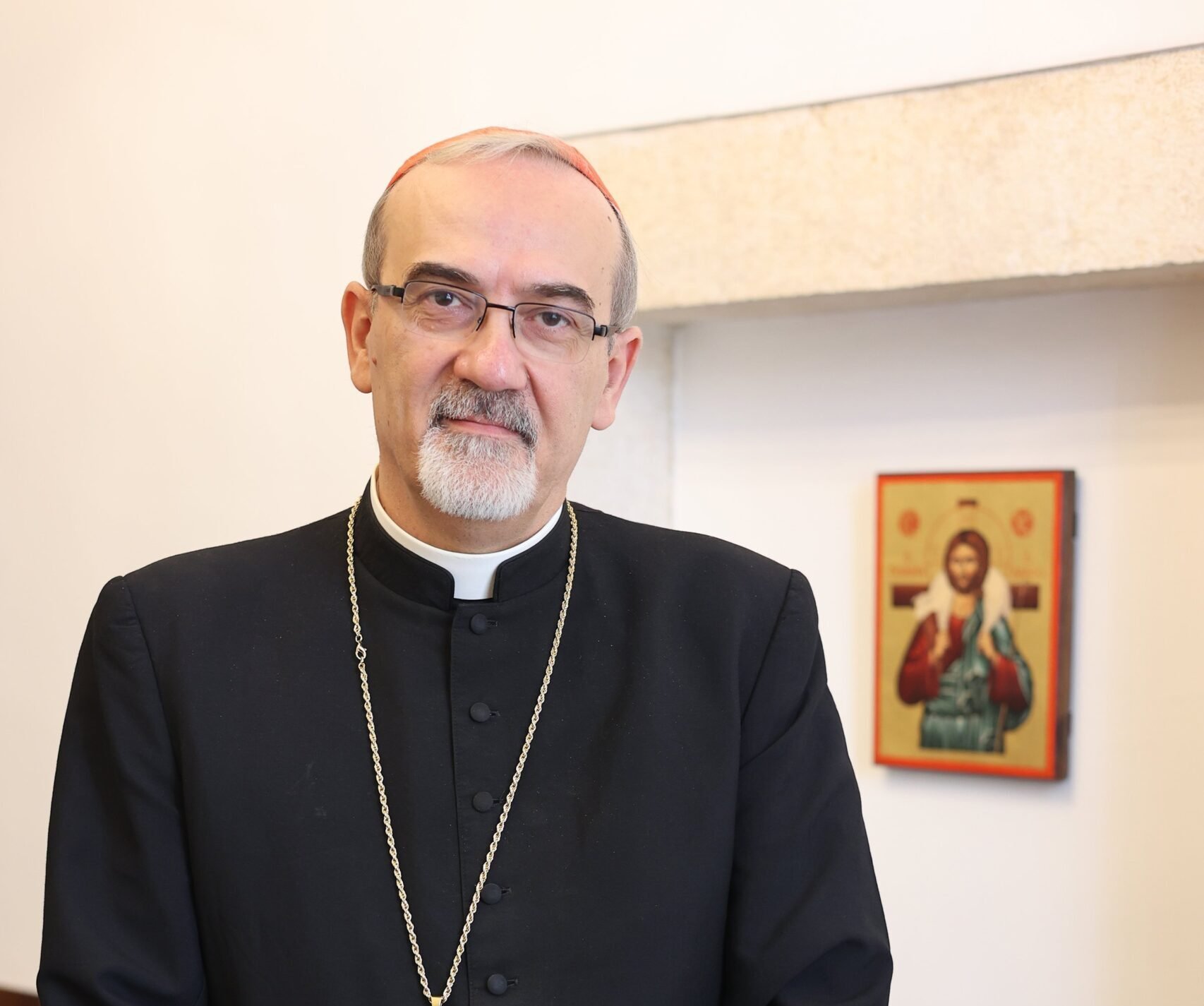 El cardenal Pierbattista Pizzaballa, patriarca latino de Jerusalén, posa para una foto el 27 de octubre de 2023, después de sentarse para una entrevista con el Rhode Island Catholic en la cancillería, dentro de la Puerta de Jaffa en la Ciudad Vieja de Jerusalén. Dijo que ahora es el momento de que los líderes políticos resuelvan la cuestión del futuro del pueblo palestino para lograr la paz en Tierra Santa. (Foto OSV News/Rick Snizek, Rhode Island Catholic)