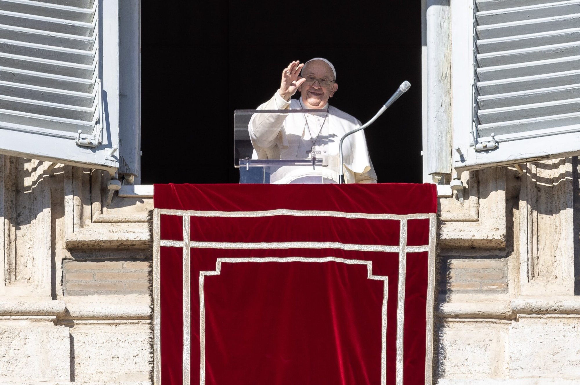 El Papa Francisco saluda a la multitud congregada en la Plaza de San Pedro del Vaticano para rezar con él el Ángelus el 17 de diciembre de 2023. (CNS /Pablo Esparza)