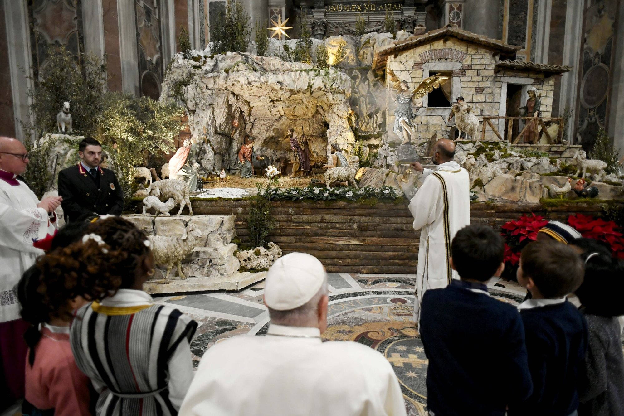 Un sacerdote utiliza incienso para bendecir el Nacimiento en la Basílica de San Pedro del Vaticano el 24 de diciembre de 2023, después de que el Papa Francisco llevara hasta él la estatuilla del Niño Jesús. (Foto CNS/Vatican Media)