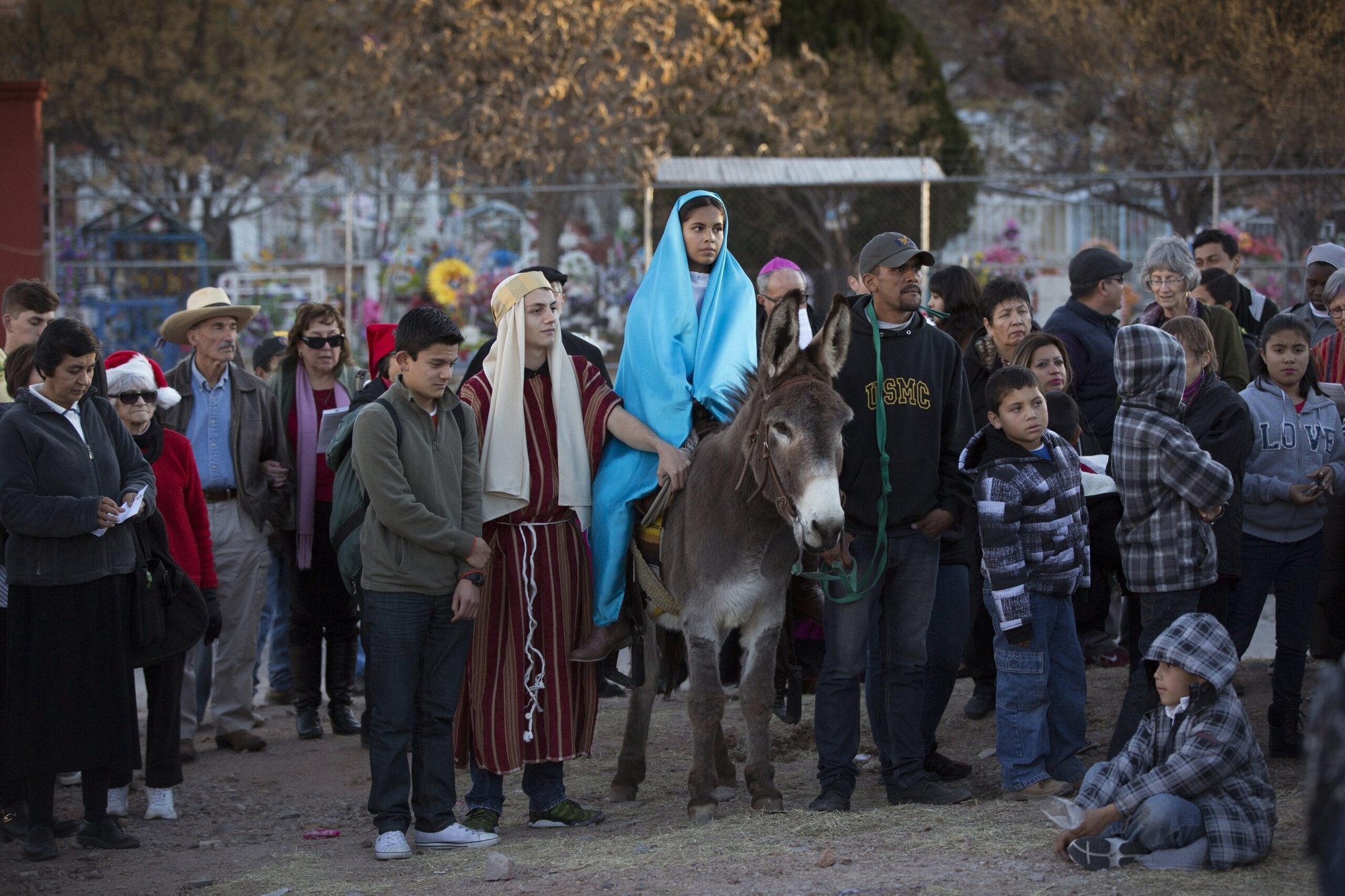 Personas de Estados Unidos y México participan en una "posada", la conmemoración de la búsqueda de refugio de la Virgen María y San José en Nogales, México. El régimen sandinista intensificó su represión contra la Iglesia católica durante la Navidad en Nicaragua en 2023, y el gobierno prohibió la realización de las tradicionales posadas al aire libre en los días previos a la Navidad. (Foto OSV News /Nancy Wiechec)