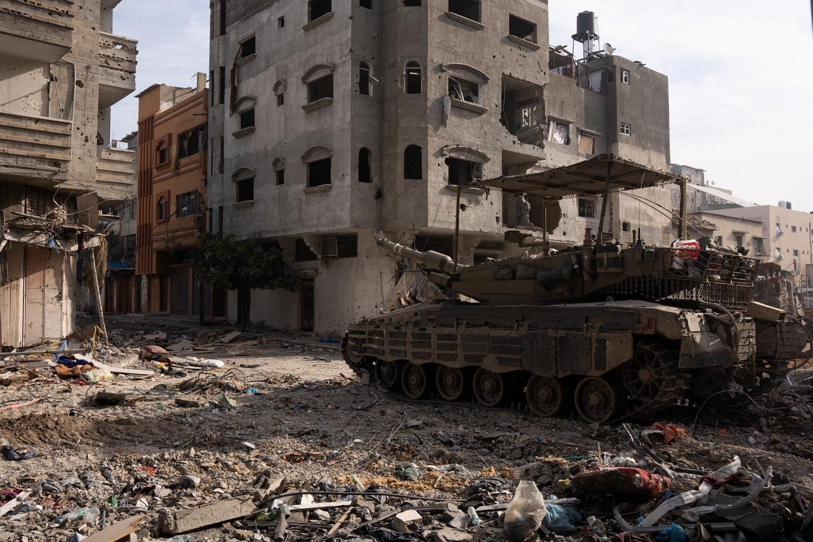 Un tanque Merkava es visto mientras soldados israelíes operan en la Franja de Gaza el 18 de diciembre de 2023, en medio del actual conflicto entre Israel y el grupo islamista palestino Hamás. (Foto OSV News/Israel Defense Forces handout via Reuters) MANDATORY CREDIT. NO ARCHIVES. MUST DISCARD 30 DAYS AFTER DOWNLOAD.