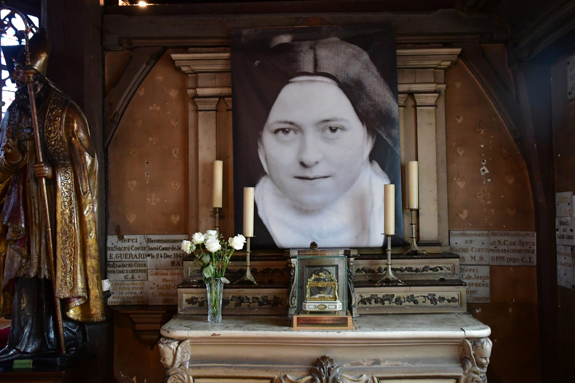 Retrato y reliquia de Santa Teresa de Lisieux en la iglesia de Santa Catalina de Honfleur, Francia. (Shutterstock)