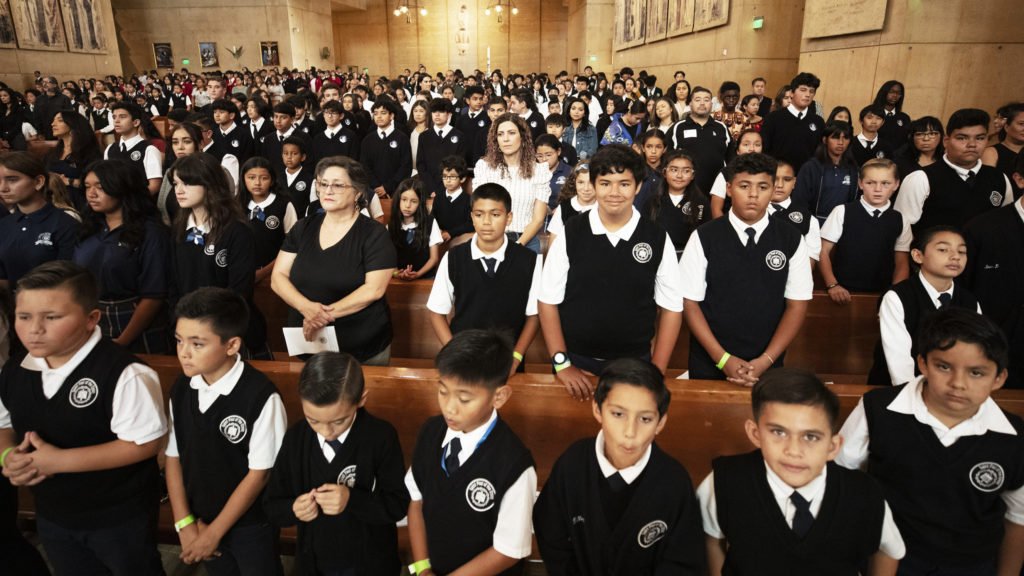 Los alumnos de las escuelas católicas abarrotaron la Catedral de Nuestra Señora de los Ángeles el 17 de octubre para asistir a la Misa anual de jóvenes de la Asociación de Infancia Misionera. Asistieron más de 1.700 alumnos de 36 colegios católicos de la región. (Víctor Alemán)