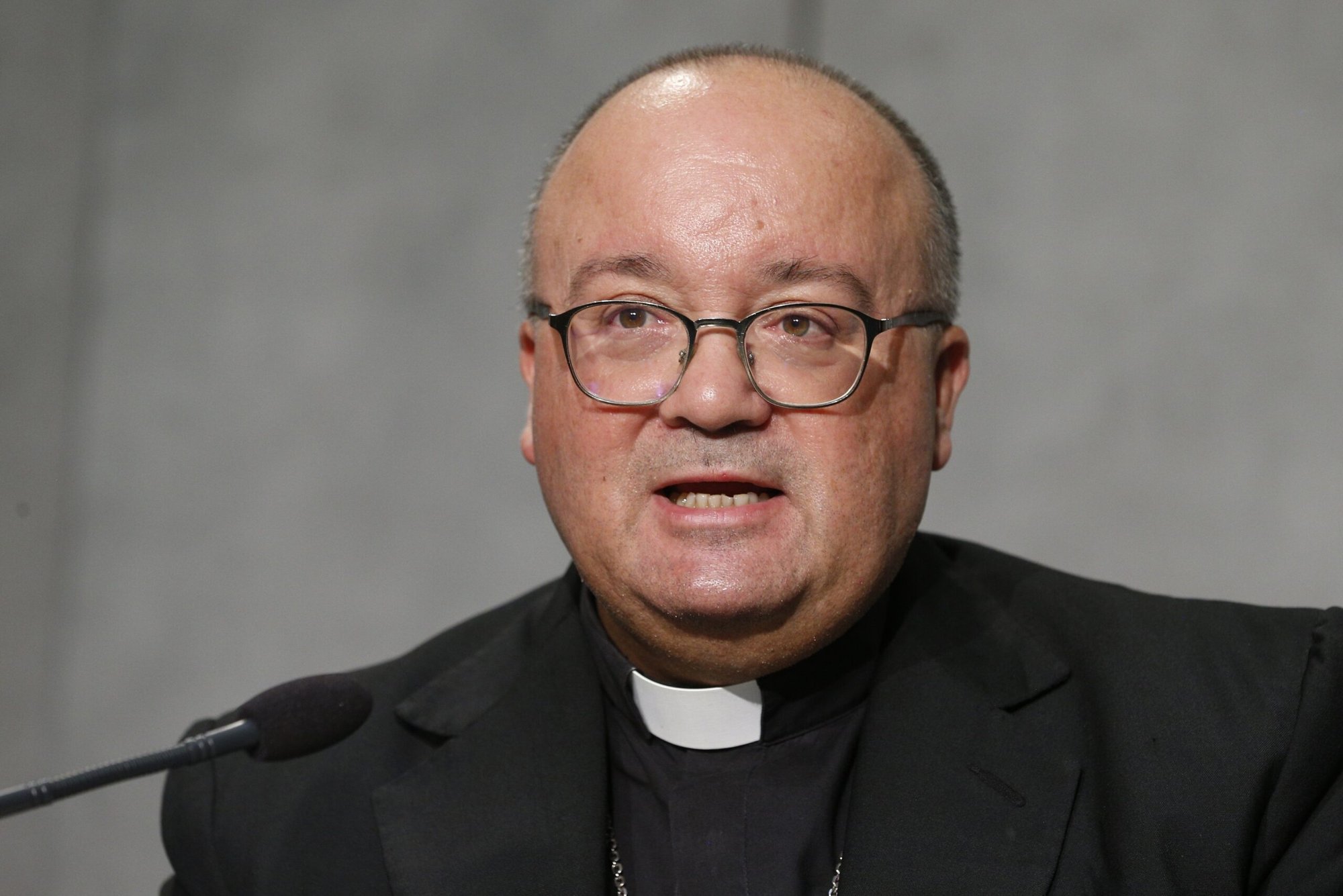 El arzobispo Charles Scicluna de Malta, secretario adjunto del Dicasterio para la Doctrina de la Fe, aparece hablando durante una conferencia de prensa en el Vaticano en esta foto de archivo del 8 de octubre de 2018. (CNS /Paul Haring)