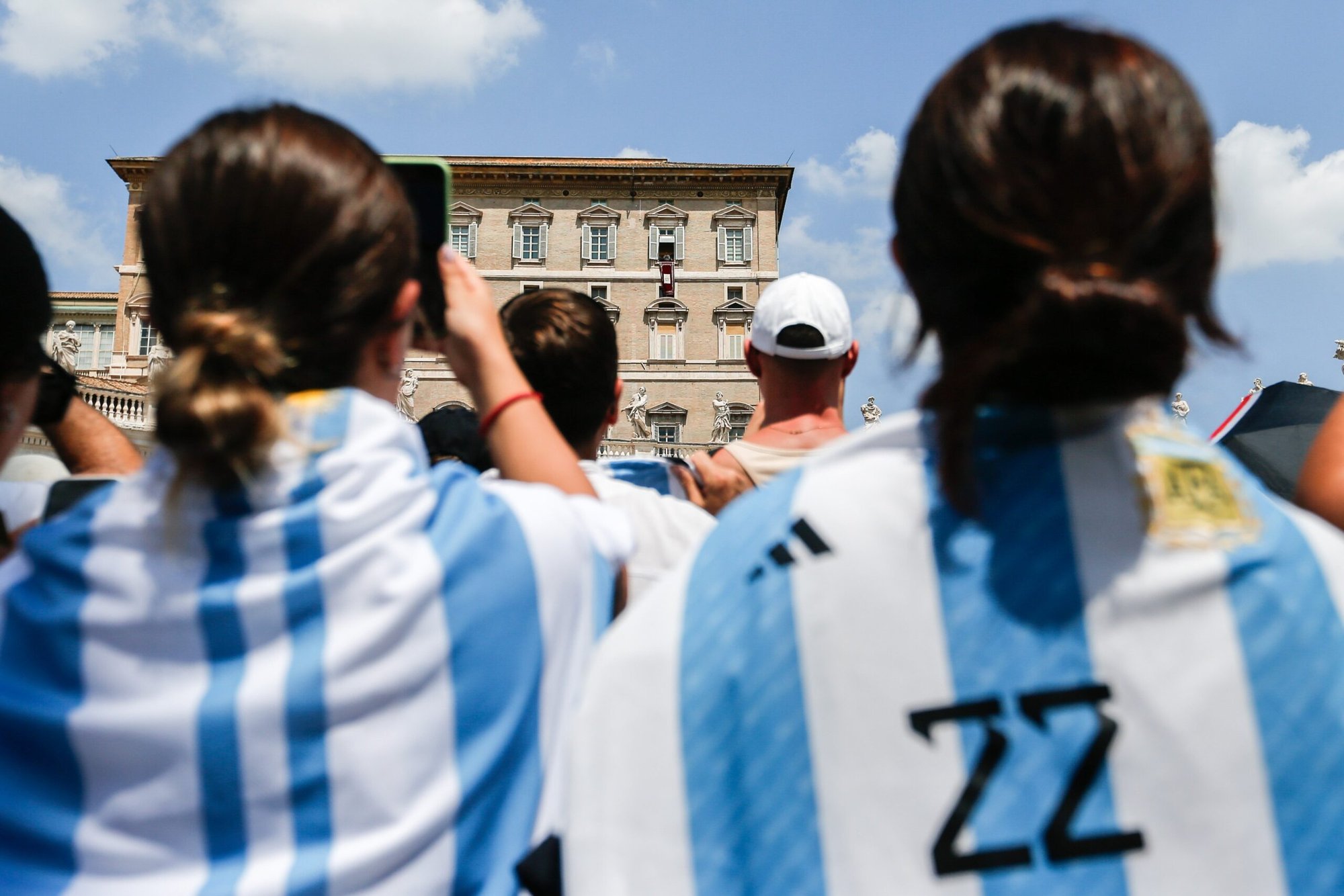 Mujeres visten camisetas de la selección argentina de fútbol mientras el Papa Francisco reza el Ángelus con los visitantes reunidos en la Plaza de San Pedro del Vaticano el 23 de julio de 2023. (CNS photo/Lola Gomez)