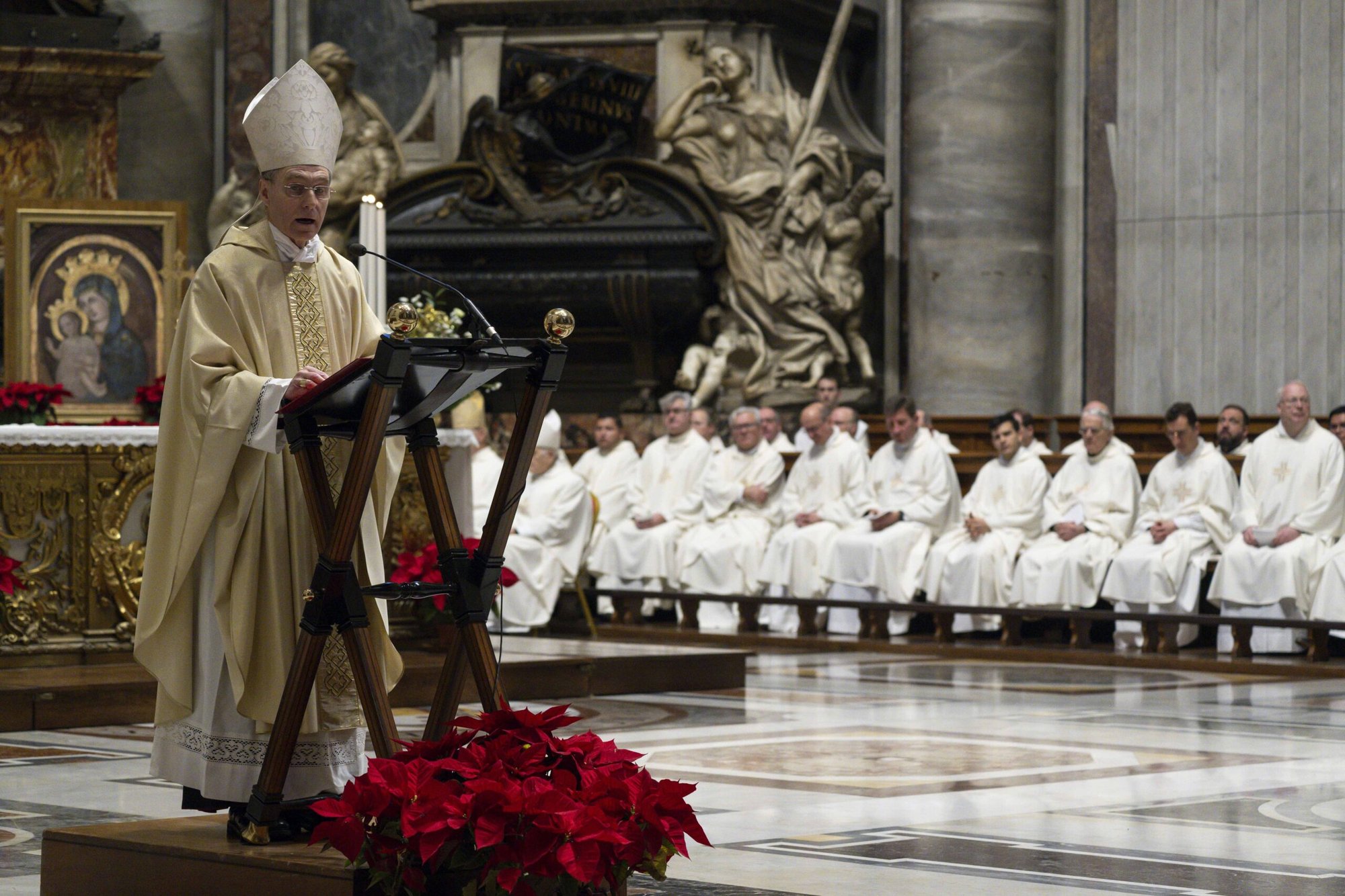 El arzobispo Georg Gänswein, ex secretario del Papa Benedicto XVI, predica en una Misa conmemorativa en el primer aniversario de la muerte del difunto Papa en el Altar de la Cátedra en la Basílica de San Pedro en el Vaticano el 31 de diciembre de 2023. (Foto CNS/Vatican Media)