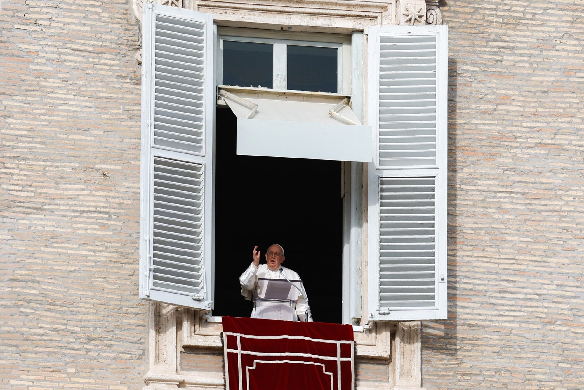 El Papa Francisco da su bendición después de rezar el Ángelus con los visitantes reunidos en la Plaza de San Pedro en la fiesta de María, Madre de Dios, y el Día Mundial de la Paz el día de Año Nuevo en el Vaticano el 1 de enero de 2024. (CNS /Lola Gomez)