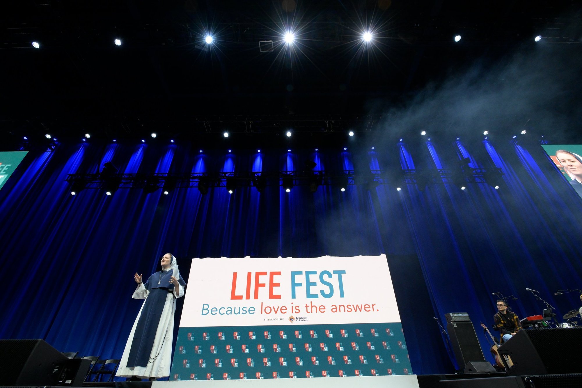 La hermana Bethany Madonna, directora de vocaciones de las Hermanas de la Vida, habla durante el primer Life Fest en el Entertainment & Sports Arena de Washington el 20 de enero de 2023. Las Hermanas de la Vida y los Caballeros de Colón anunciaron el 21 de diciembre que se trabajaran juntos por segundo año para celebrar Life Fest (la Fiesta de la Vida) antes de la Marcha Nacional por la Vida en Washington en enero. (Foto OSV News/Jeffrey Bruno, Caballeros de Colón)