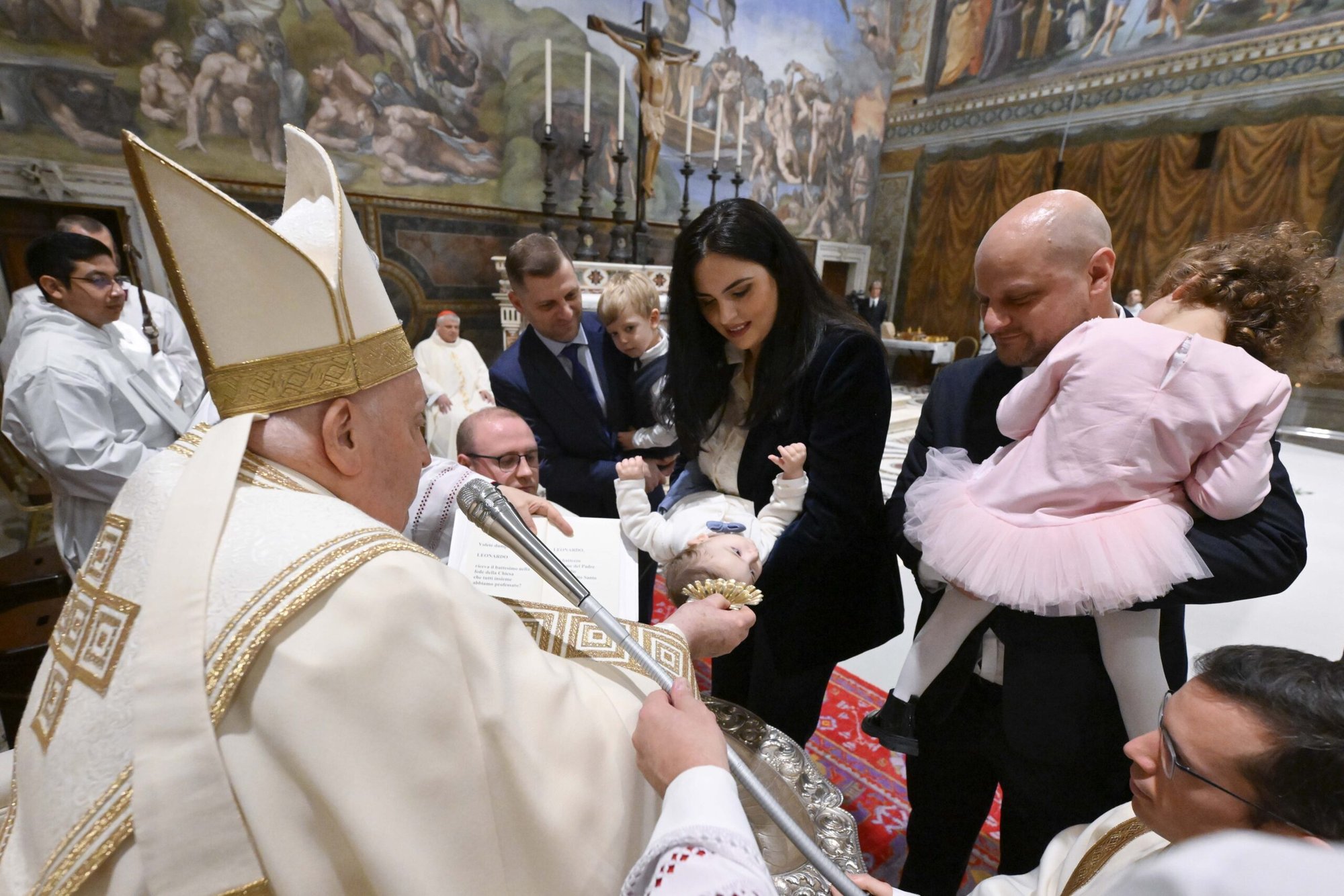 El Papa Francisco bautiza a un bebé durante la Misa en la Capilla Sixtina del Vaticano el 7 de enero de 2024, fiesta del Bautismo del Señor. (Foto de CNS/Vatican Media)