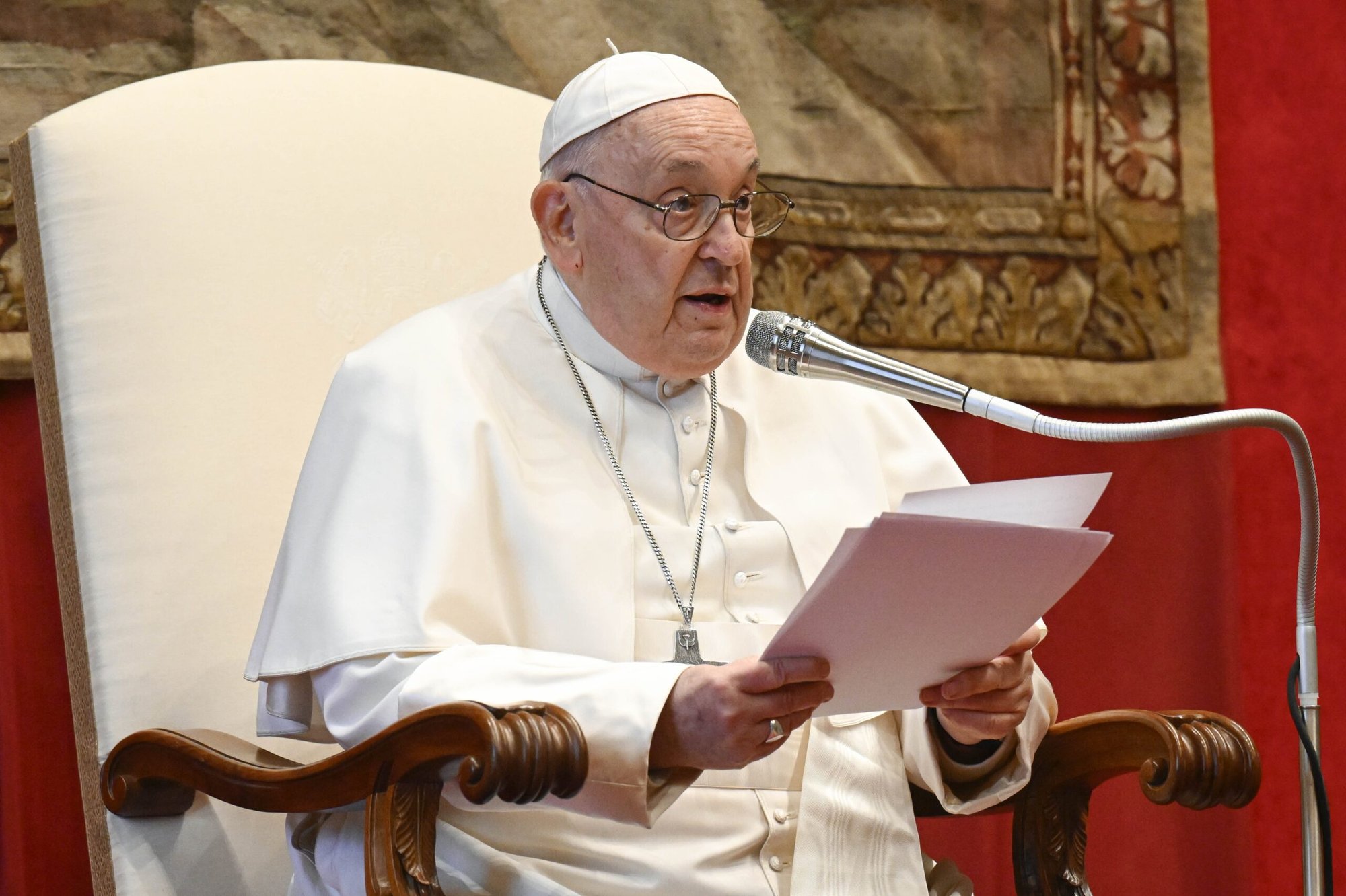 El Papa Francisco habla durante su encuentro anual con los diplomáticos acreditados ante la Santa Sede en el Vaticano el 8 de enero de 2024. (CNS /Vatican Media)