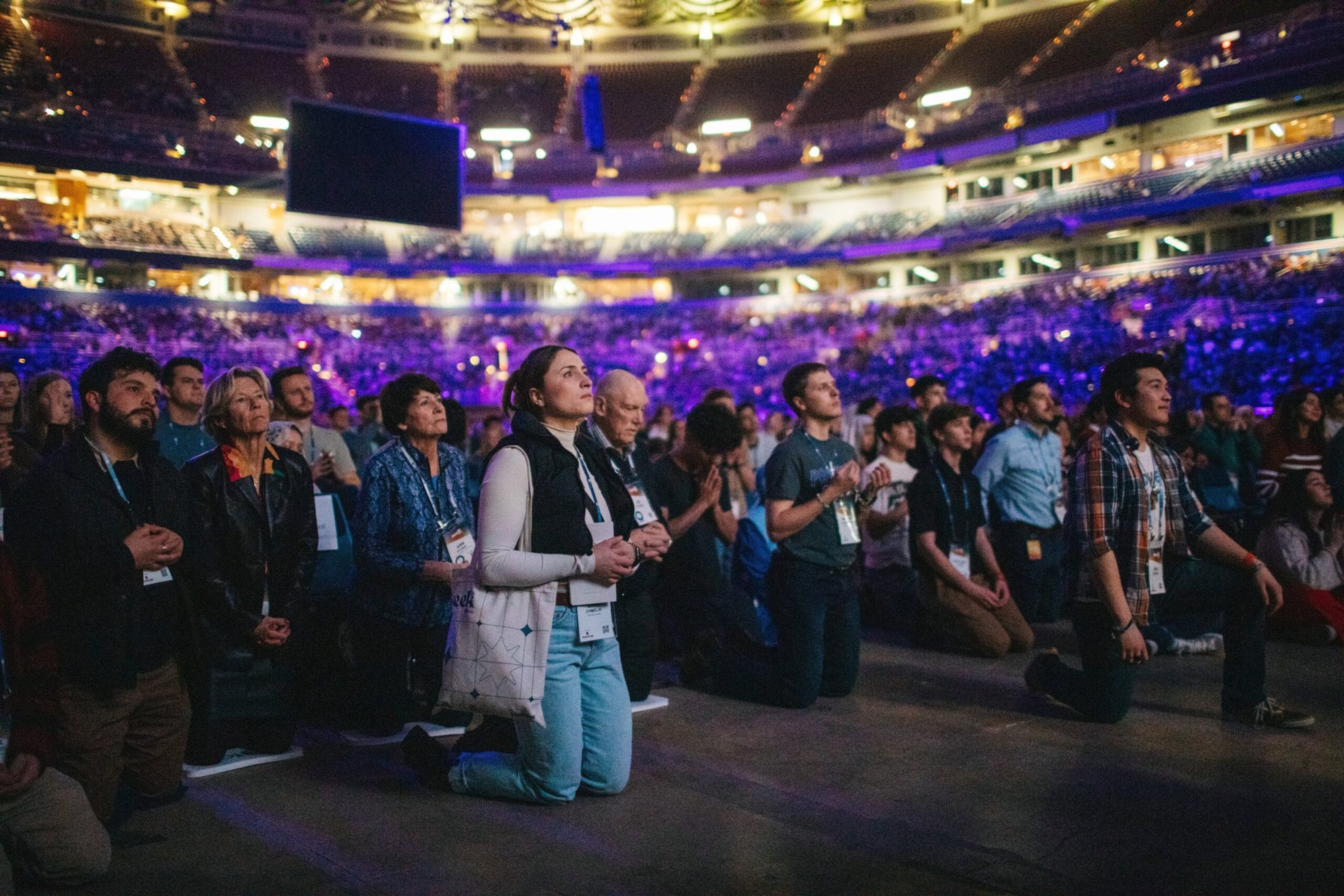 Asistentes rezan durante la conferencia SEEK24 en el America's Center Convention Complex de St. Más de 23.000 participantes asistieron a la conferencia celebrada del 1 al 5 de enero por la Fellowship of Catholic University Students. (Foto de OSV News /cortesía de FOCUS)