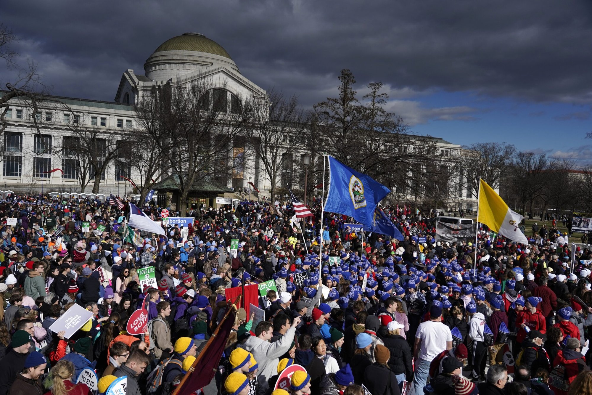 Defensores provida se reúnen para la 50(TM) Marcha nacional por la Vida en Washington el 20 de enero de 2023. Católicos y otros miembros del movimiento provida se reúnen en Washington para la Marcha por la Vida anual el 19 de enero de 2024, bajo el lema "Con cada mujer, por cada niño" (OSV News photo/Gregory A. Shemitz)