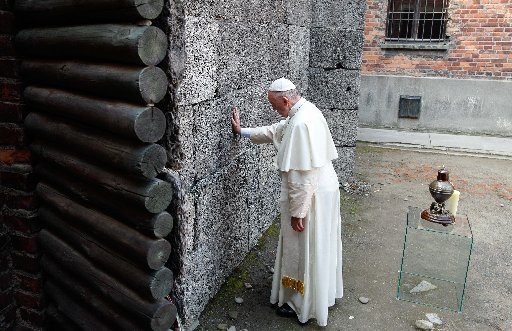 El Papa Francisco toca el muro de la muerte en el campo de exterminio nazi de Auschwitz en Oswiecim, Polonia, en esta foto de archivo del 29 de julio de 2016. Durante su audiencia general del 24 de enero de 2024, el Papa Francisco destacó el Día Internacional de Conmemoración en Memoria de las Víctimas del Holocausto, que se observa el 27 de enero y la importancia de recordar y condenar el horrible exterminio de millones de judíos y personas de otras religiones. (Foto de CNS/Paul Haring)