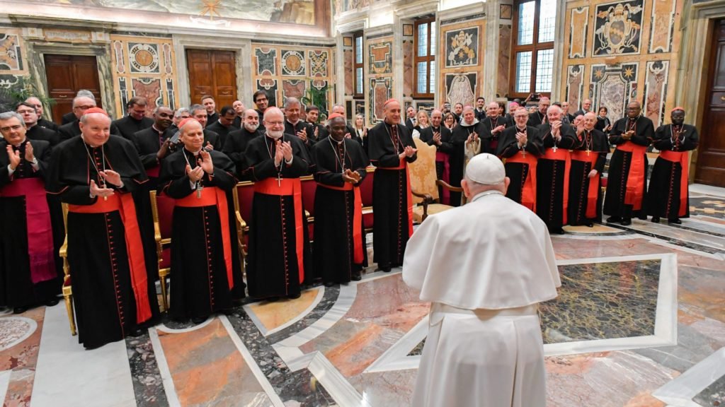 El Papa Francisco se reúne con miembros del Dicasterio para la Doctrina de la Fe en el Palacio Apostólico del Vaticano el 26 de enero de 2024. En primera fila desde la izquierda están: Cardenales Christoph Schönborn, Robert Prevost, Seán P. O'Malley, Peter Turkson, Victor Manuel Fernández, Claudio Gugerotti, Marc Ouellet, Fernando Filoni, John Onaiyekan y Stephen Mulla. (CNS/Vatican Media)