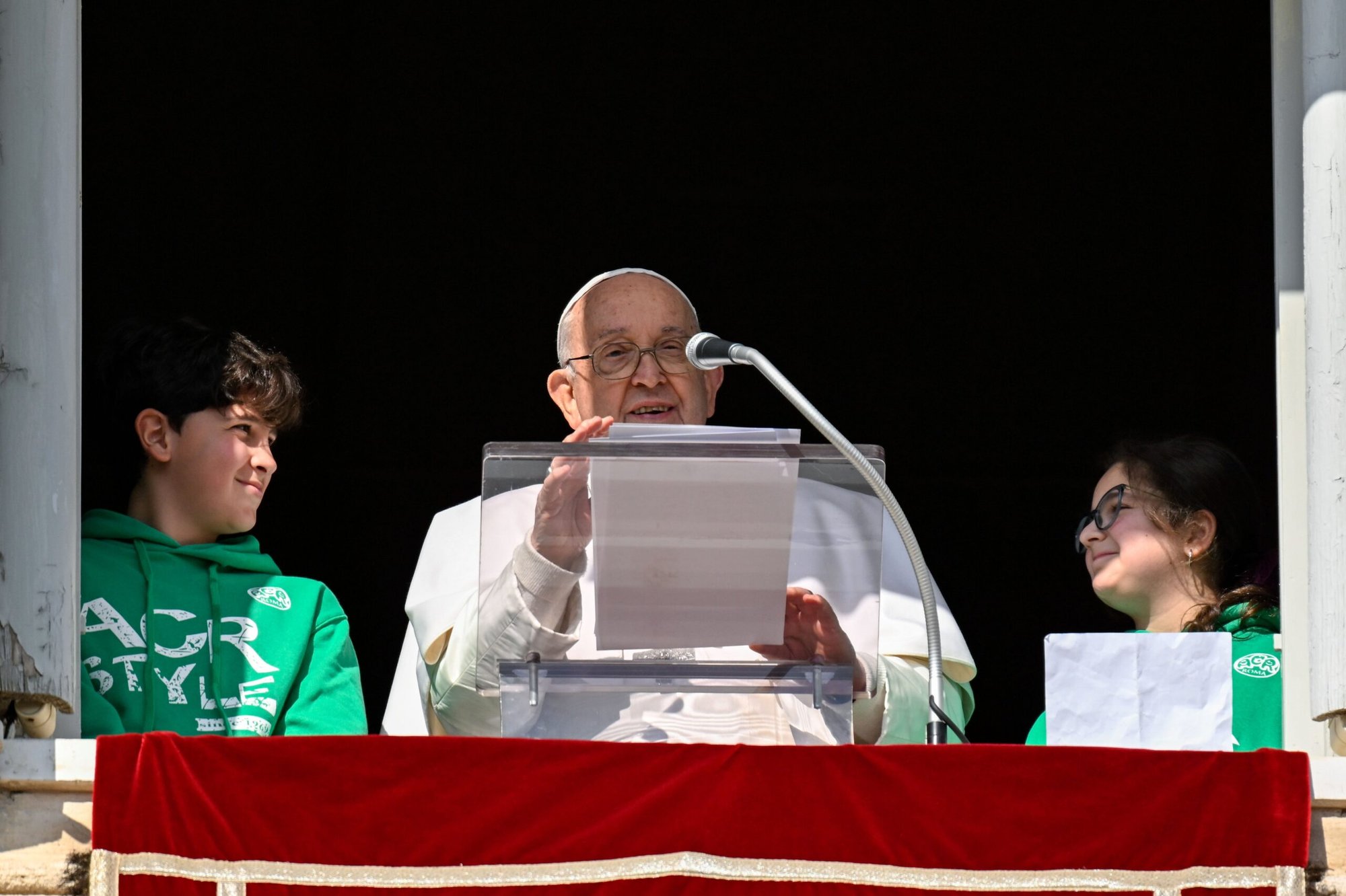 El Papa Francisco y jóvenes asociados a Acción Católica, un apostolado laico, se unen al Papa mientras dirige el Ángelus desde su estudio con vistas a la Plaza de San Pedro en el Vaticano el 28 de enero de 2024. (CNS /Vatican Media)