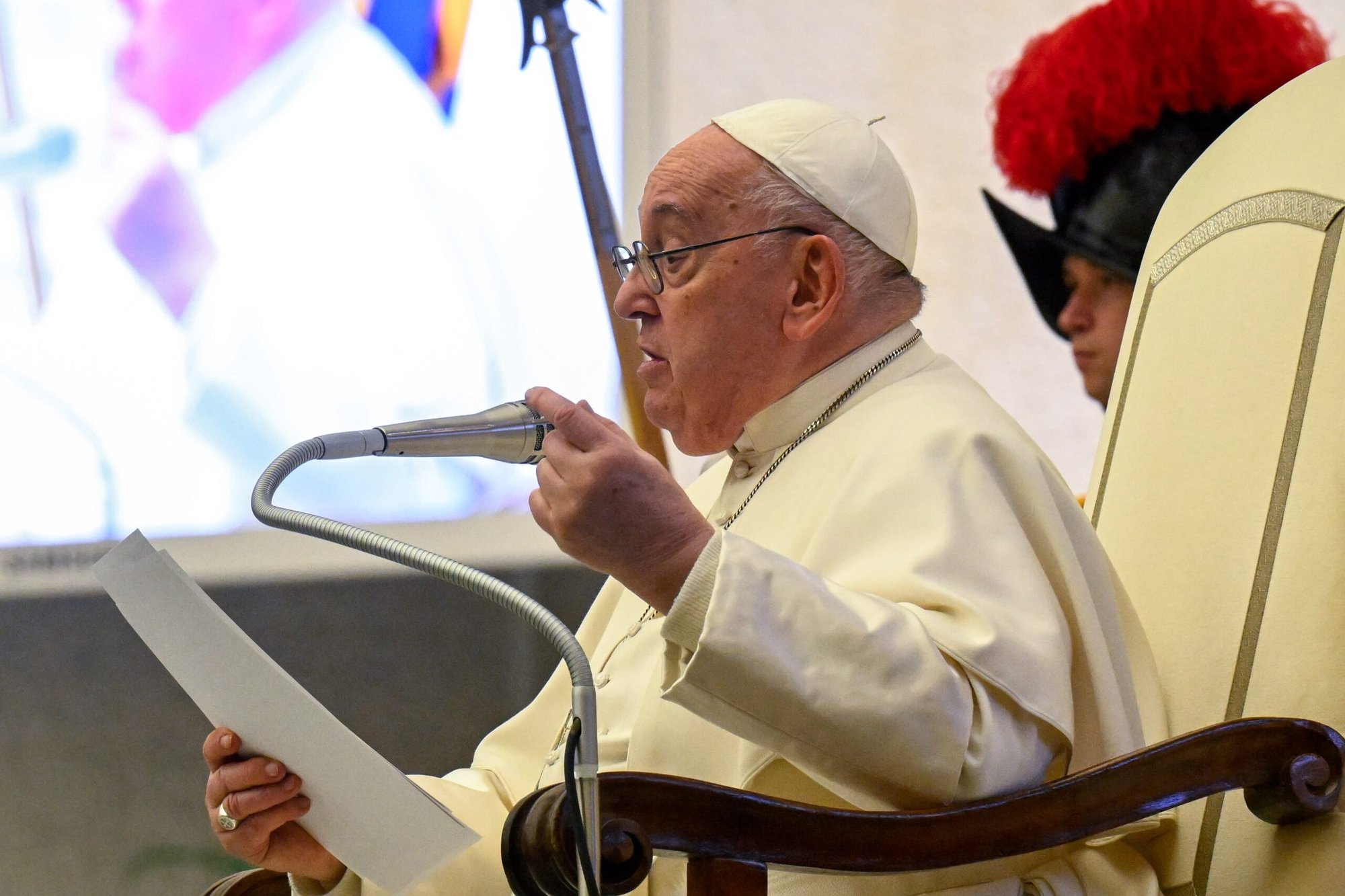 El Papa Francisco habla a los empleados de las cadenas de radio y televisión de los obispos italianos en el Aula de Audiencias Pablo VI del Vaticano el 29 de enero de 2024. El Papa Francisco dijo que están "llamados a ser mensajeros que informan con respeto y competencia", ayudando a superar las divisiones en la sociedad. (CNS photo/Vatican Media)