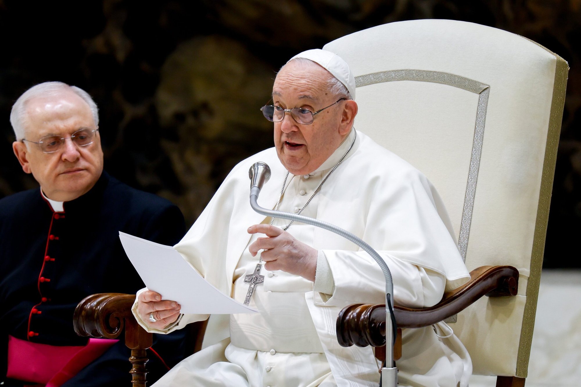 El Papa Francisco se dirige a los visitantes durante su audiencia general en la Sala de Audiencias Pablo VI del Vaticano el 31 de enero de 2024. El Papa Francisco continúa su catequesis sobre virtudes y vicios, centrándose hoy en la ira. (Foto de CNS/Lola Gomez)