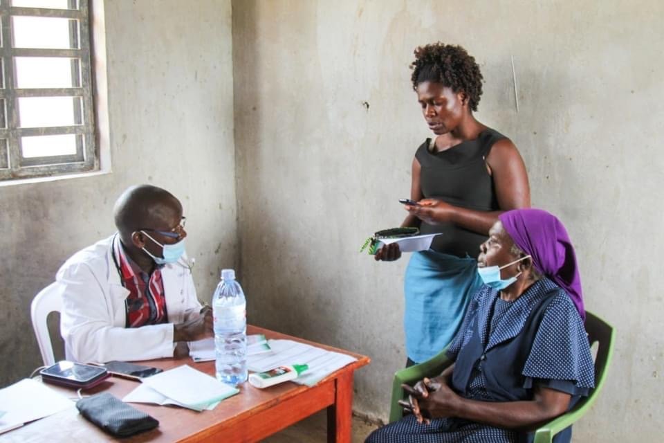 Un equipo médico habla con un paciente en el centro de cuidados paliativos Rehema Open Door Hospice and Palliative Care Center de Kenia. (Cortesía de Always Mercy)