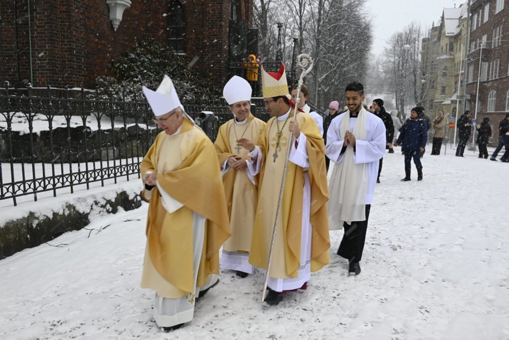 El obispo Raimo Goyarolla sale de la catedral de San Enrique de Helsinki tras celebrar su primera misa como obispo el 26 de noviembre. (Foto de cortesía)