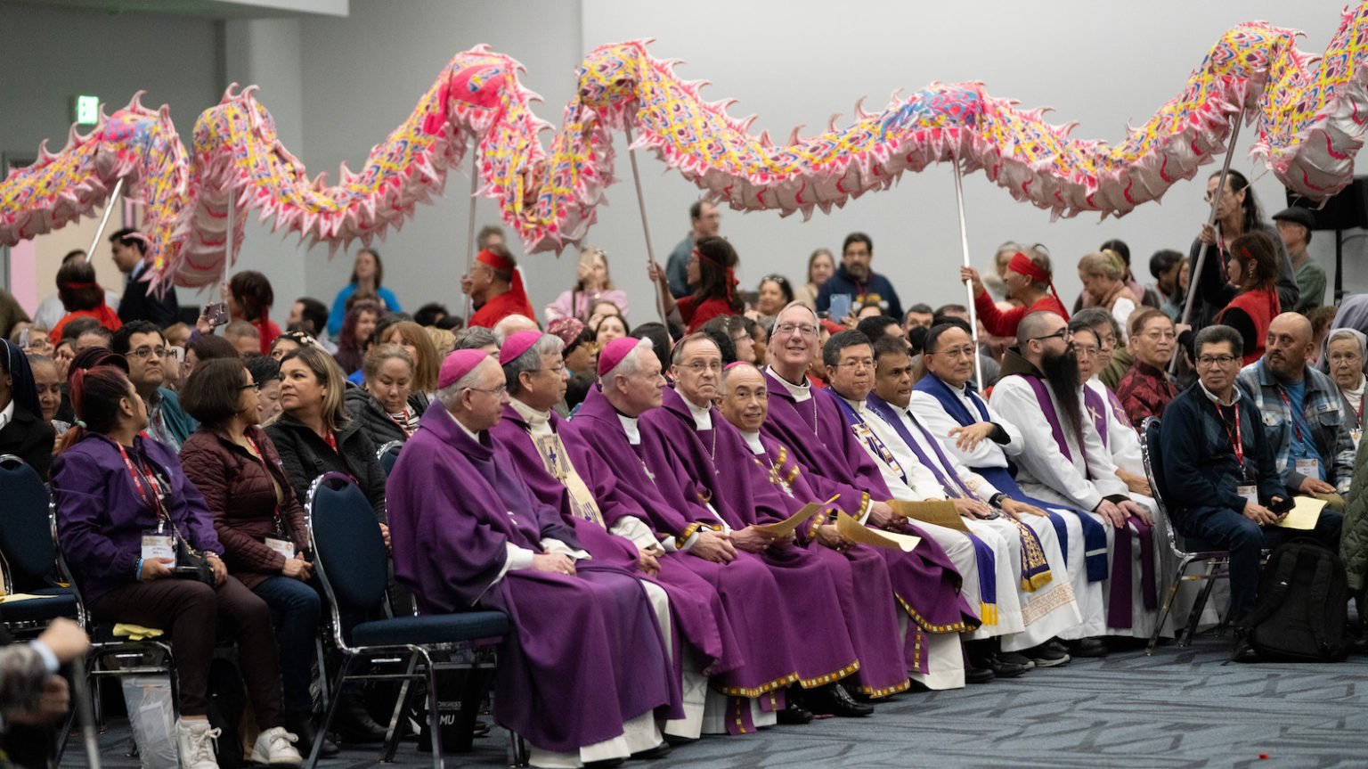 El Arzobispo José H. Gomez, extrema izquierda, y otros obispos reaccionan ante la danza del dragón para celebrar el Año Nuevo Lunar durante un taller en el Congreso de Educación Religiosa de Los Ángeles 2024. (Archidiócesis de Los Ángeles)