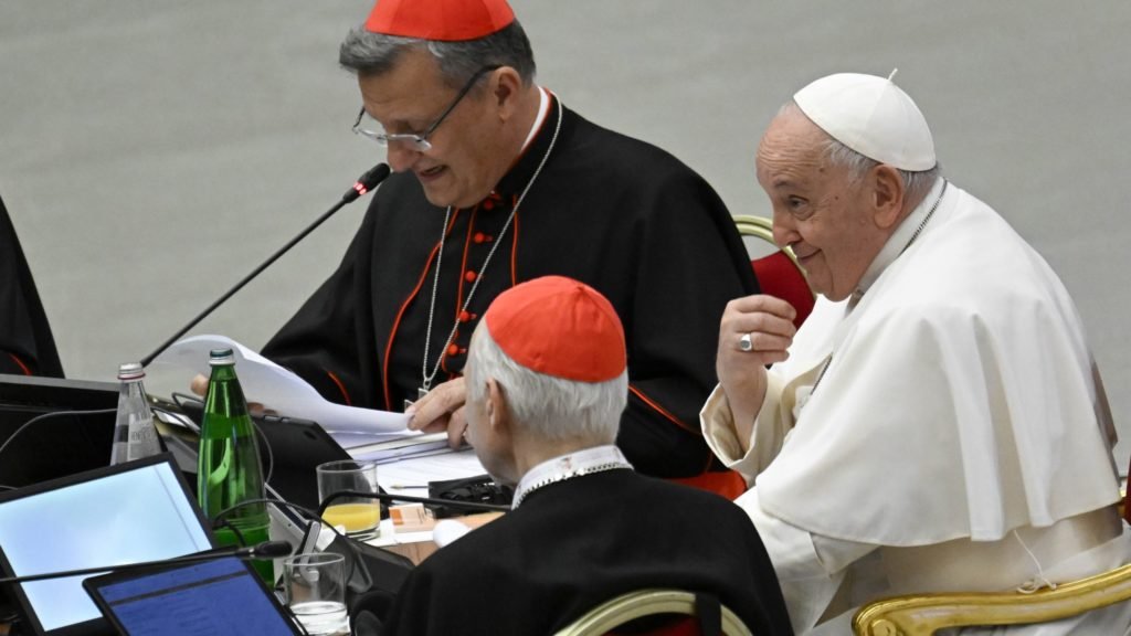 El Papa Francisco sonríe mientras los miembros de la asamblea del Sínodo de los Obispos se acercan al final de sus trabajos el 28 de octubre de 2023, en el Aula Pablo VI del Vaticano. (CNS /Vatican Media)