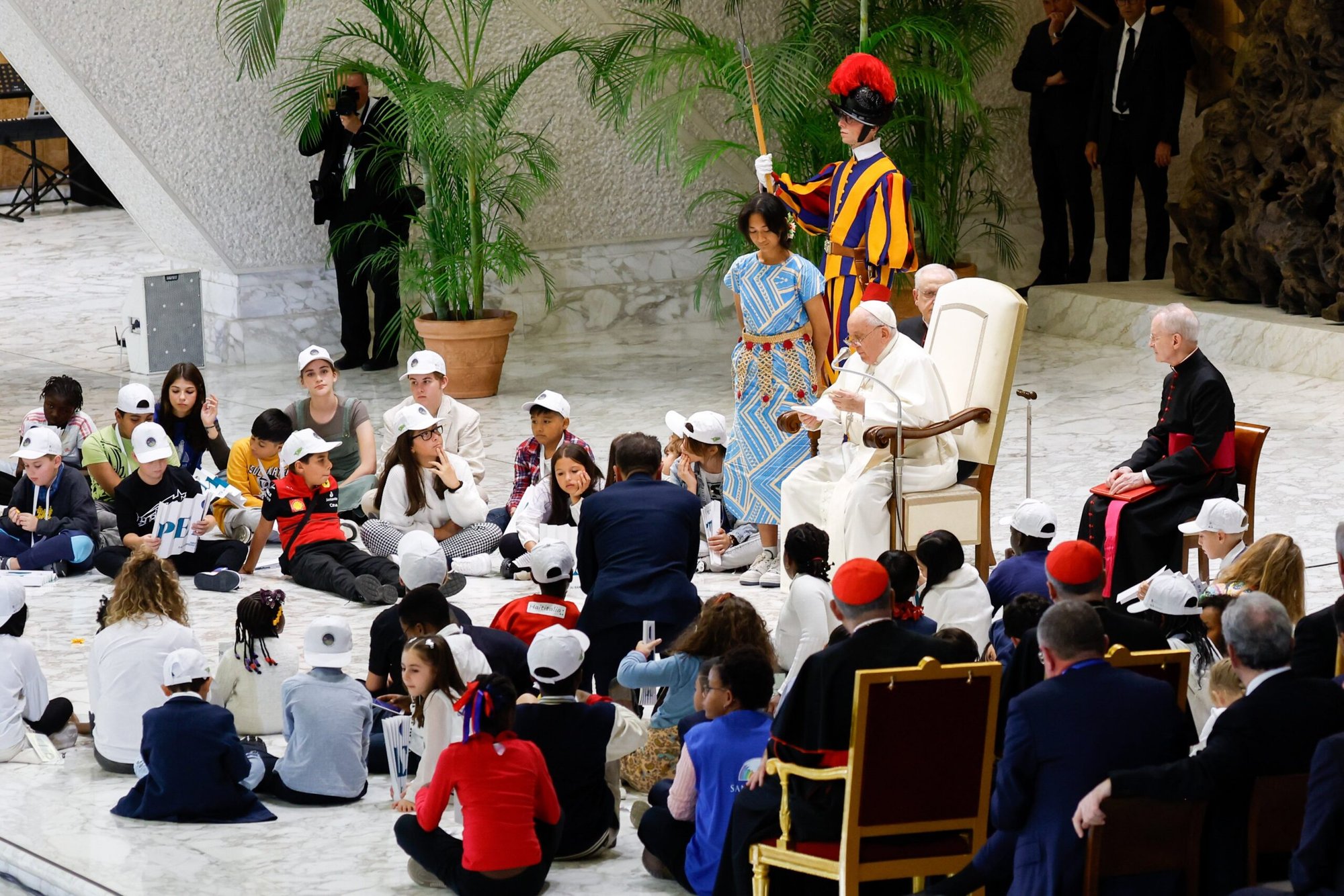 El Papa Francisco habla a niños de diferentes partes del mundo en el evento "Aprendamos de los niños y las niñas" en el aula Pablo VI del Vaticano el 6 de noviembre de 2023. (CNS /Lola Gomez)