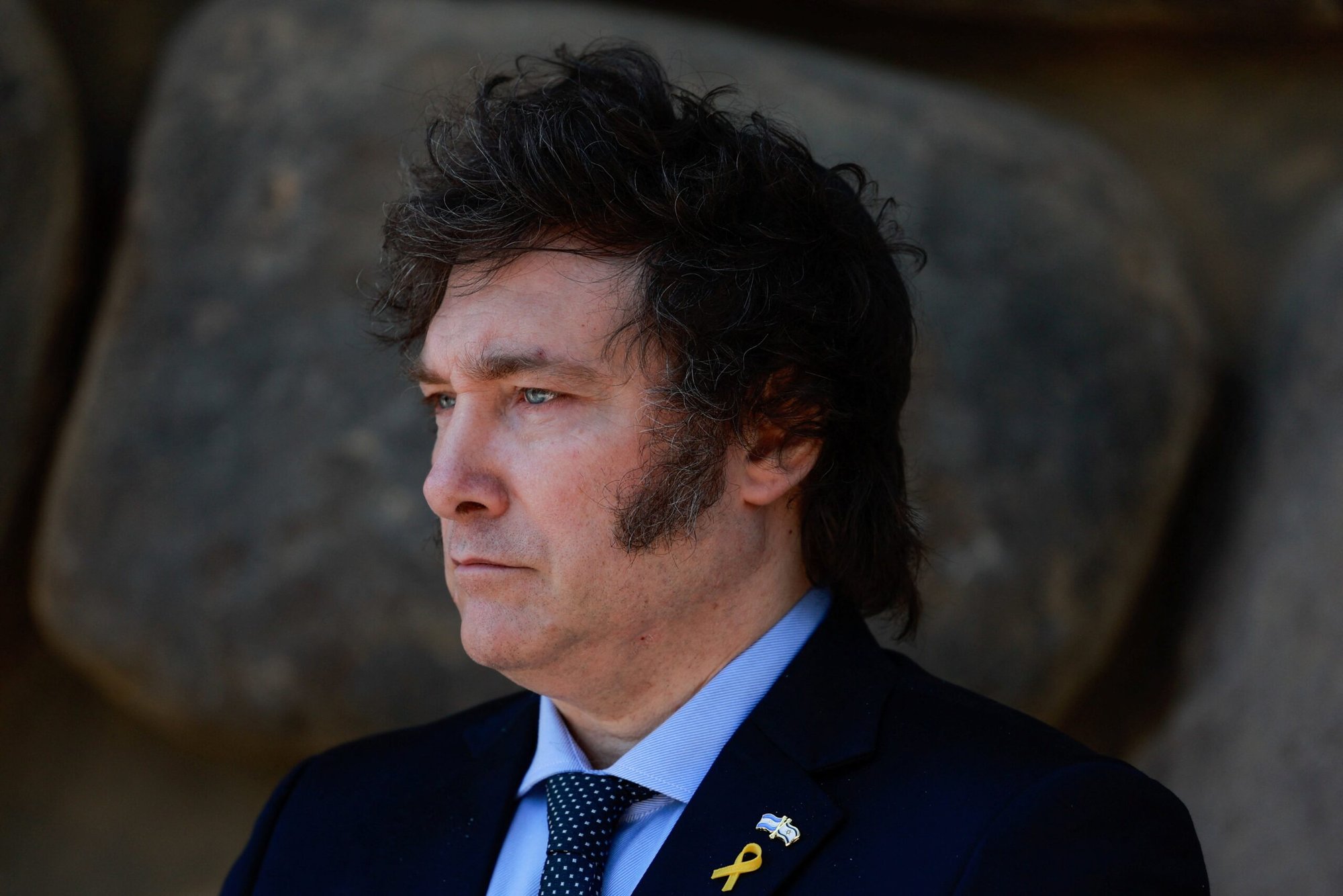 El presidente argentino, Javier Milei, durante una visita a Yad Vashem, el Centro Mundial para la Memoria del Holocausto, en Jerusalén, el 7 de febrero de 2024. Los obispos argentinos expresaron el 5 de febrero su preocupación por el hambre rampante en medio de los recortes del gobierno a los comedores parroquiales, advirtiendo a Milei que "la comida no puede ser una variable en los ajustes económicos." (Foto OSV News/Ammar Awad, Reuters)