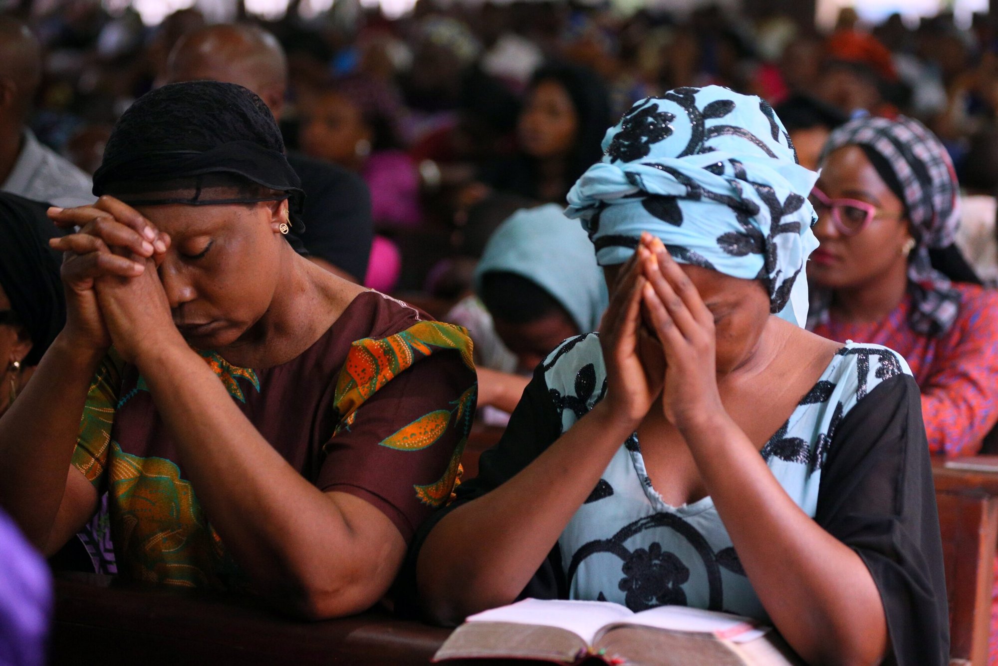 En una foto de archivo, una mujer reza durante una misa en la iglesia católica del Santo Rosario en Abuja (Nigeria). Un informe publicado a principios de 2023 muestra que la tasa de asistencia a misa en Nigeria es una de las más altas del mundo, pero al mismo tiempo la persecución de cristianos y otros no musulmanes en el país figura entre las peores del planeta. La organización Puertas Abiertas informó que el 90% de los más de 5.600 cristianos asesinados por su fe en 2023 eran de Nigeria. (OSV News /Afolabi Sotunde, Reuters)
