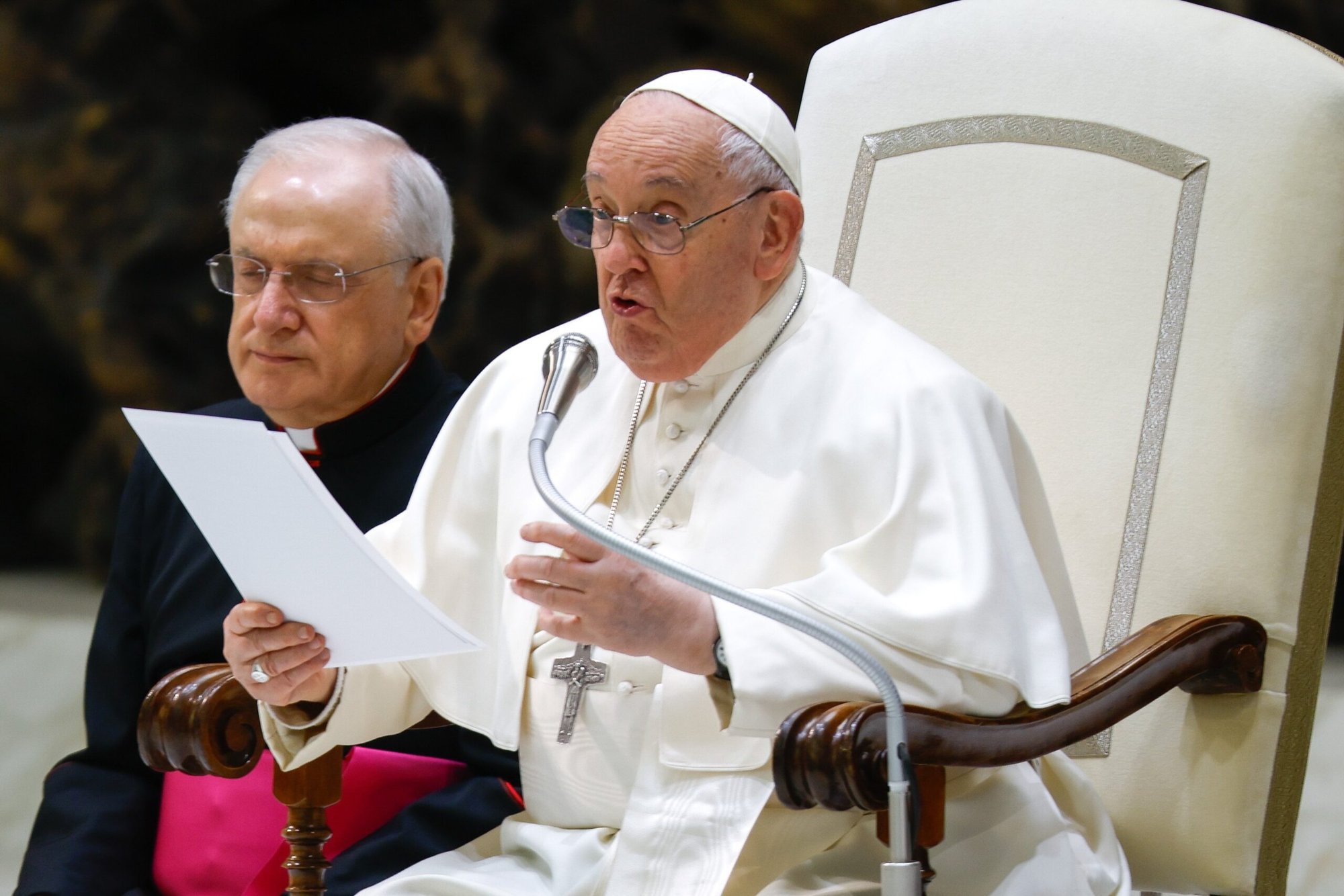 El Papa Francisco habla a los visitantes durante su audiencia general el 14 de febrero de 2024, en la Sala de Audiencias Pablo VI del Vaticano. El Papa Francisco continuó sus catequesis sobre vicios y virtudes, enfocándose en el vicio usualmente llamado "pereza"." (Foto de CNS/Lola Gomez)