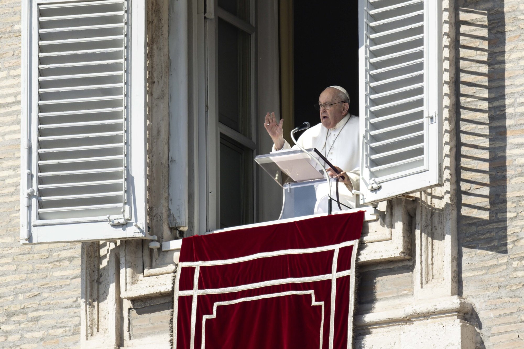 El Papa Francisco da su bendición en la Plaza de San Pedro durante el rezo de la oración del Ángelus en el Vaticano, el 18 de febrero de 2024. (Foto de CNS/Vatican Media)