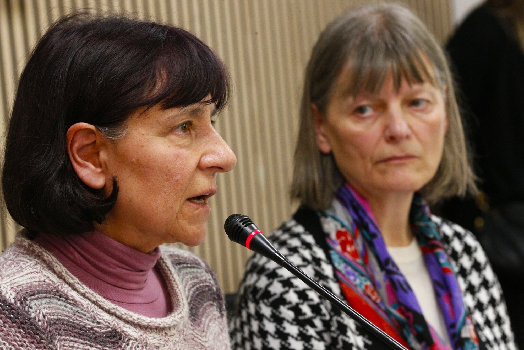 Gloria Branciani, ex religiosa de la Comunidad de Loyola, habla de los abusos sexuales, espirituales y psicológicos que dijo haber sufrido por parte del padre Marko Rupnik, su director espiritual y confesor, durante una rueda de prensa en la Federación Nacional de Prensa Italiana en Roma el 21 de febrero de 2024. (CNS /Justin McLellan)