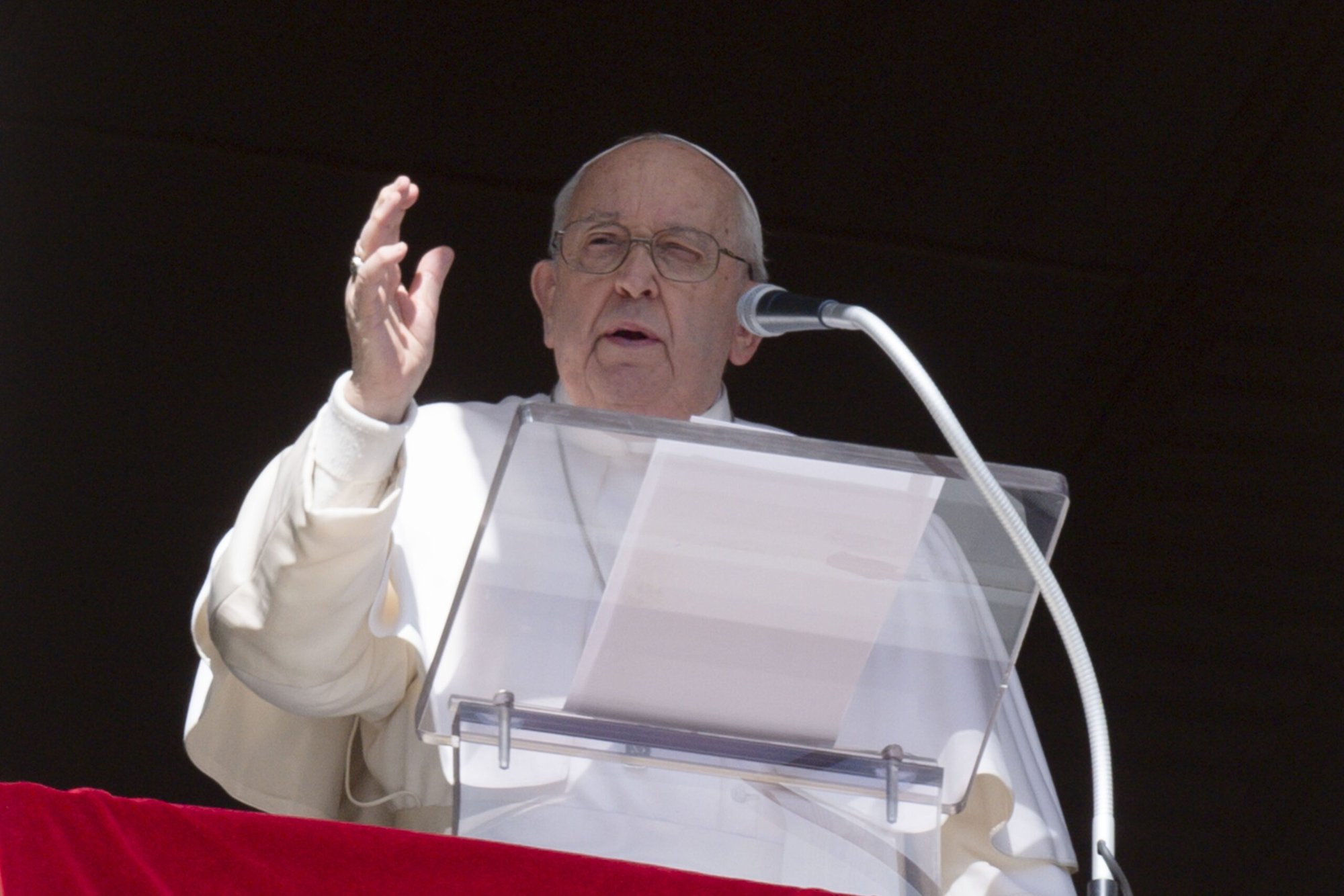 El Papa Francisco dirige el rezo de la oración del Ángelus con los visitantes en la Plaza de San Pedro del Vaticano el 25 de febrero de 2024, y reza por la paz en Ucrania dos años después de que Rusia lanzara su gran ofensiva en contra del país. (Foto CNS/Vatican Media)
