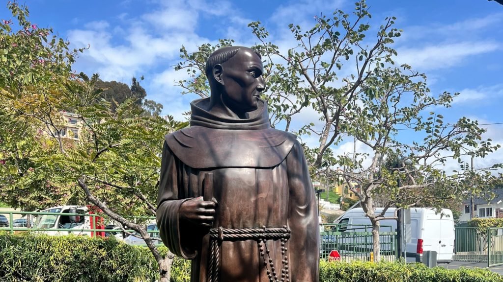 La estatua de San Junípero Serra que fue retirada del ayuntamiento de Ventura en 2020 es vista después de ser instalada en la Misión Basílica San Buenaventura el 29 de febrero de 2024. (Misión Basílica San Buenaventura)