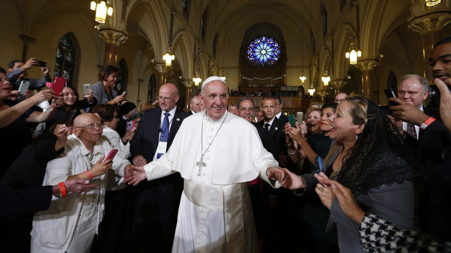 El Papa Francisco llega para dar un discurso en la iglesia de San Patricio en la ciudad de Washington D.C. el 24 de septiembre durante su visita a Estados Unidos en 2015. (CNS/Paul Haring)