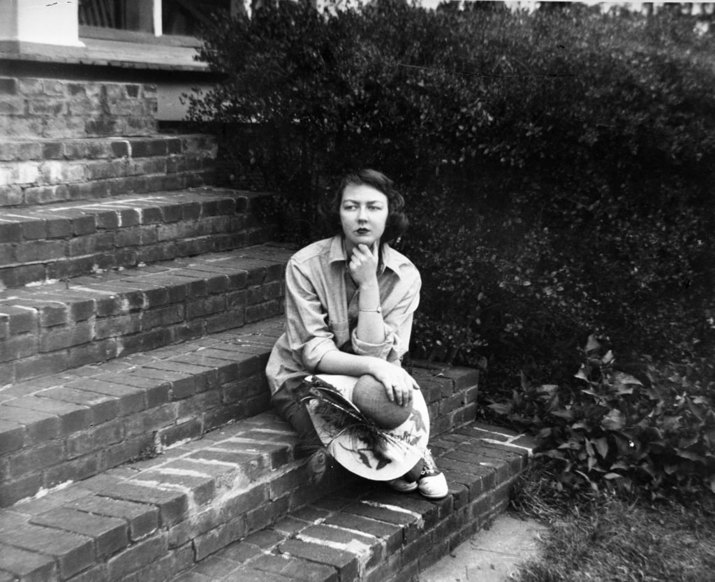 La escritora católica Flannery O'Connor en una foto del 22 de septiembre de 1959, sentada en las escaleras de su casa en Milledgeville, Georgia. (CNS/Floyd Jillson/Atlanta Journal-Constitution, vía AP, cortesía de "Flannery")