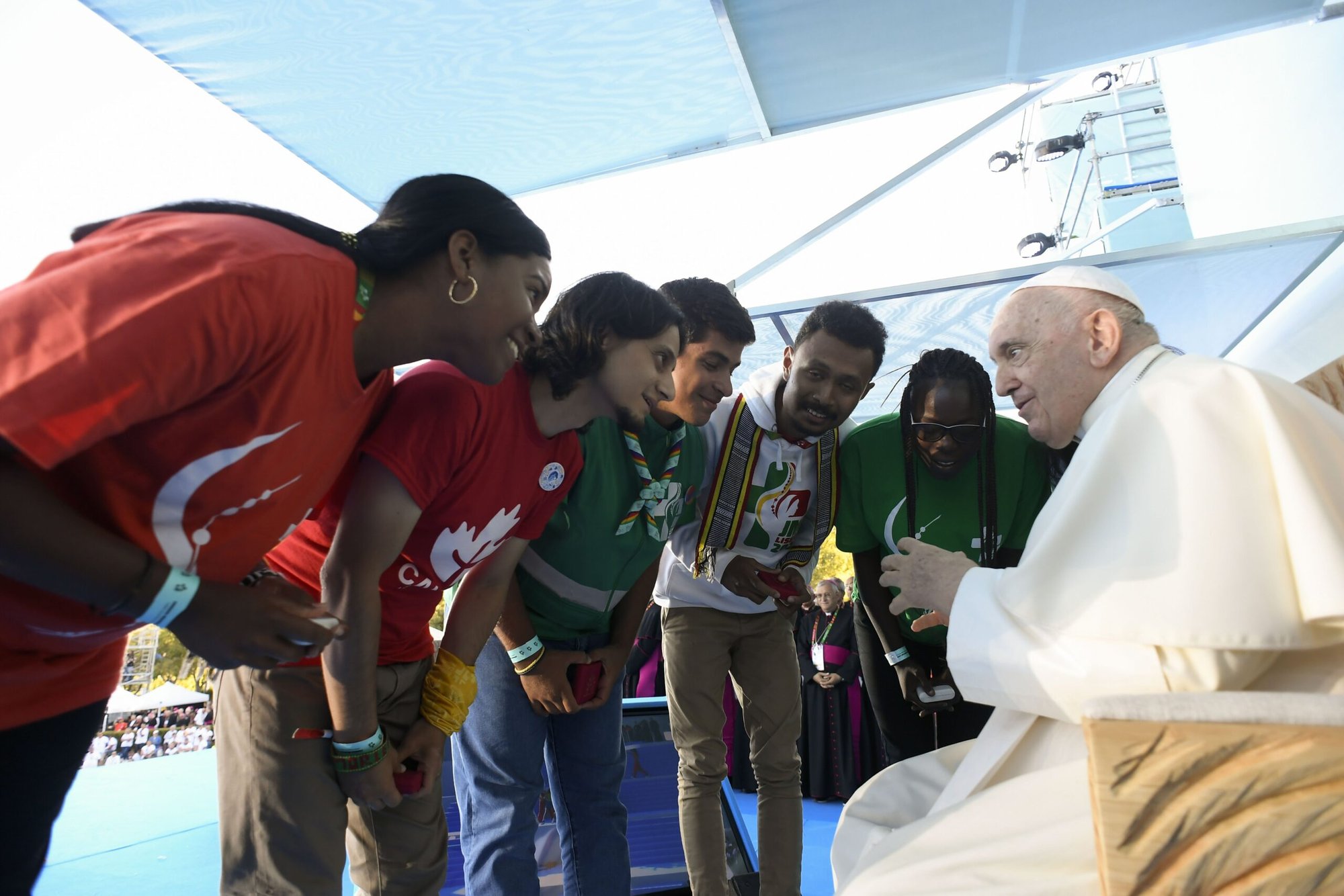 El Papa Francisco habla a un grupo de jóvenes durante la ceremonia de bienvenida de la Jornada Mundial de la Juventud en el Parque Eduardo VII de Lisboa, Portugal, el 3 de agosto de 2023. (Foto CNS/Vatican Media)