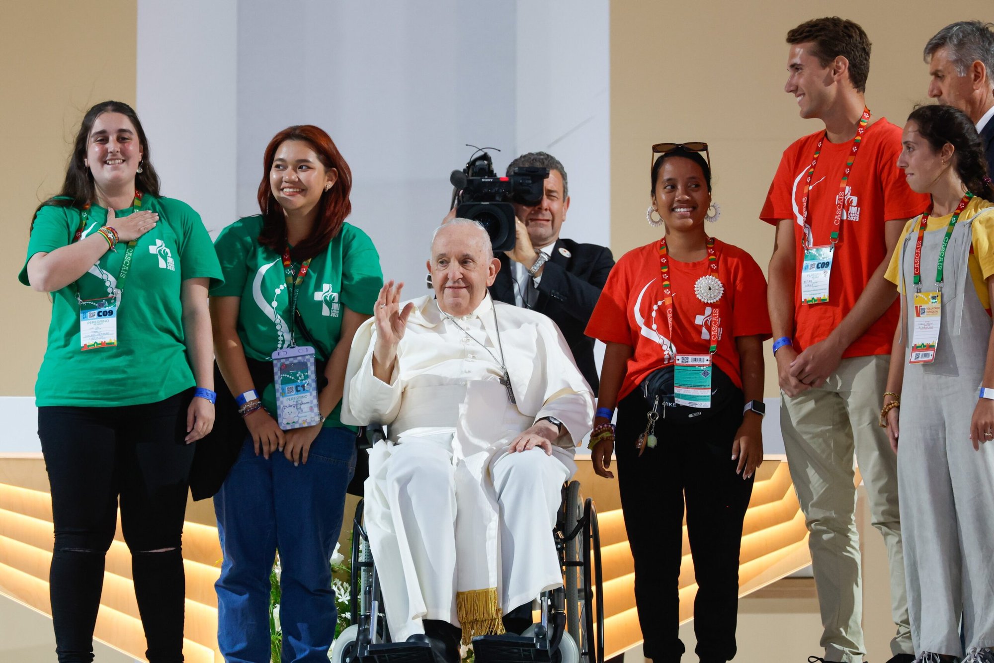 El Papa Francisco, acompañado por un grupo internacional de peregrinos de la Jornada Mundial de la Juventud, saluda a la multitud antes de comenzar la vigilia de oración de la JMJ en el Parque del Tajo en Lisboa, Portugal, 5 de agosto de 2023. (CNS photo/Lola Gomez)