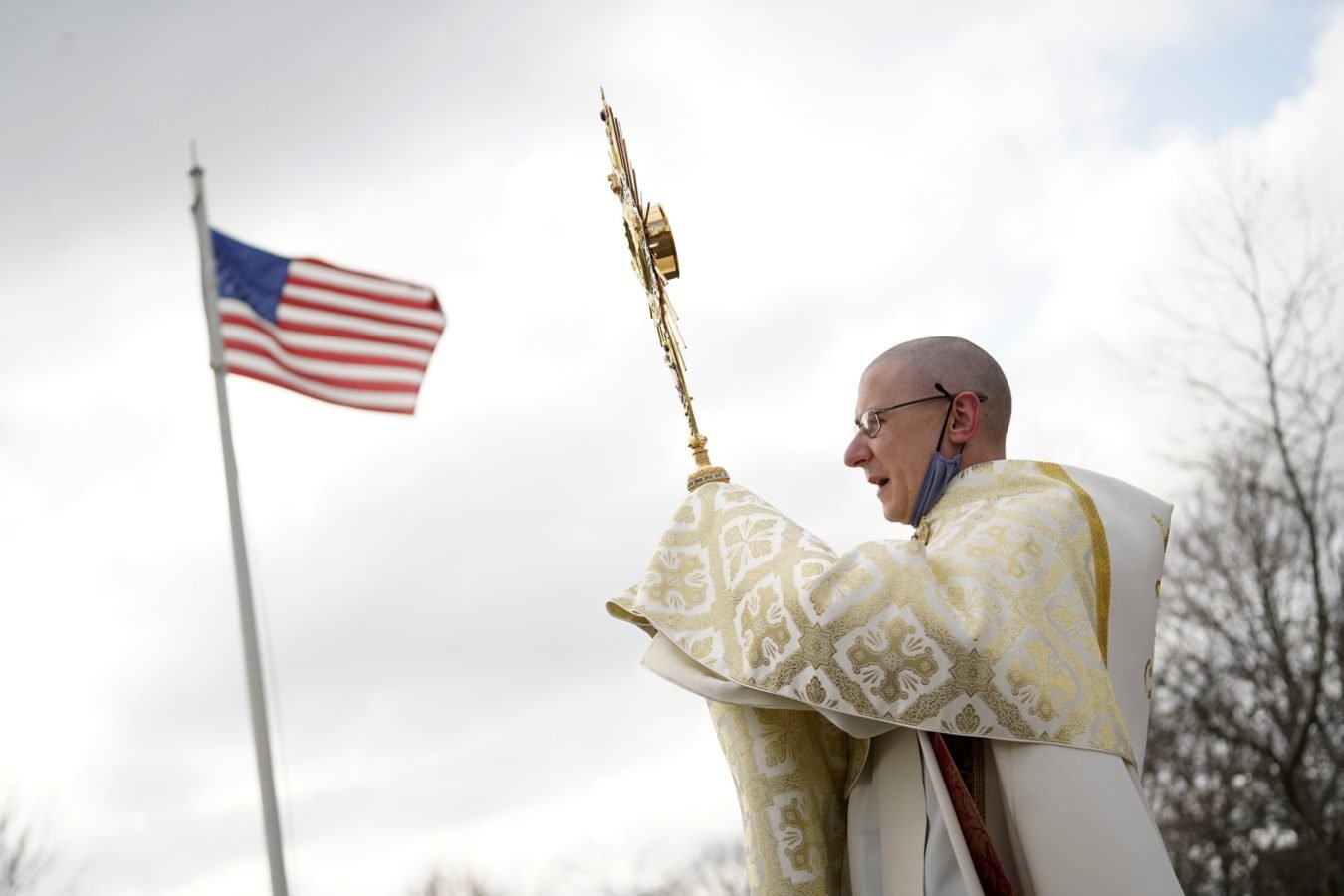 El padre Liam McDonald, párroco de la iglesia de Santa Teresa de Lisieux en Montauk, Nueva York, sostiene una custodia que contiene el Santísimo Sacramento mientras dirige una procesión eucarística en Montauk para celebrar el Día de la Libertad Religiosa el 16 de enero de 2022. (OSV News/CNS archivo, Gregory A. Shemitz)