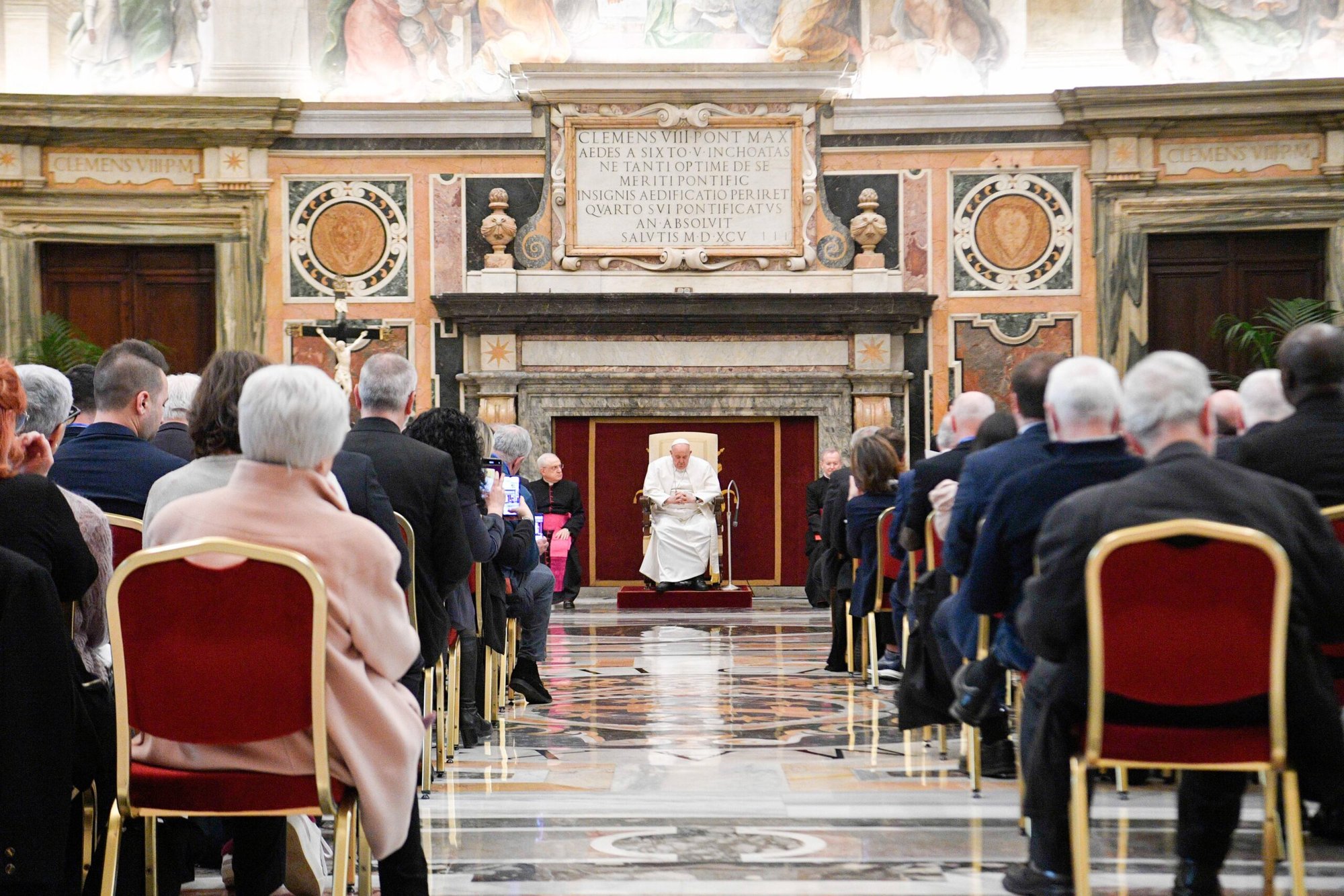 El Papa Francisco se reúne el 1 de marzo de 2024 en el Vaticano con un grupo de asistentes al seminario de cuatro días sobre "Vulnerabilidad y comunidad: Entre acogida e inclusión". (Foto CNS/Vatican Media)