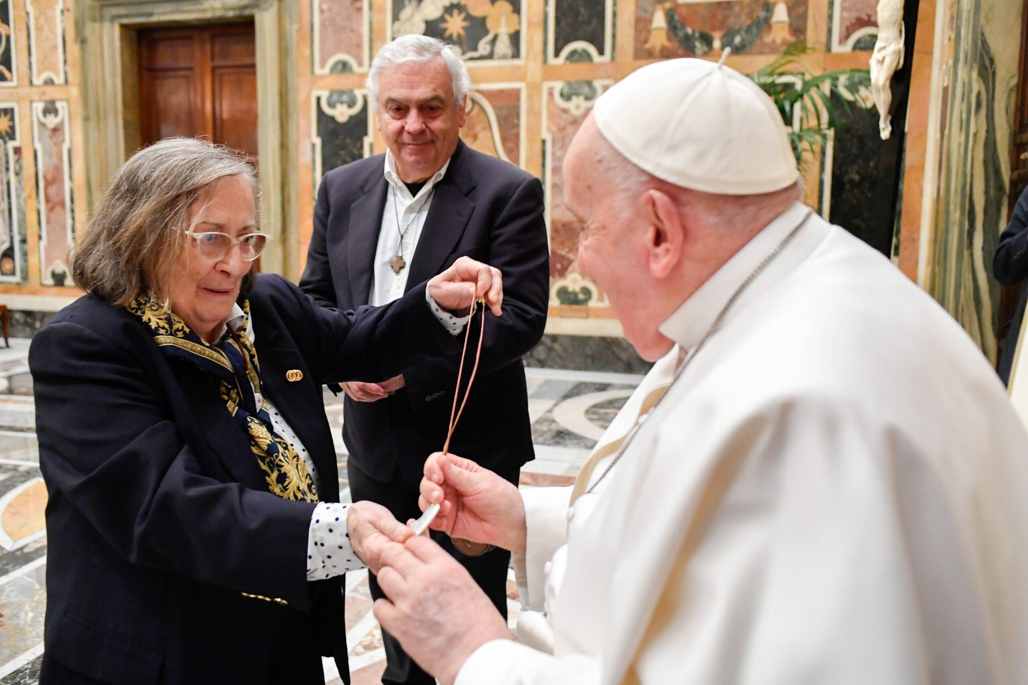 El Papa Francisco comparte un momento con miembros de la Asociación italiana "Talità Kum" para padres en duelo por la mnuerte de sus hijos durante una reunión en el Vaticano el 2 de marzo de 2024. (Foto CNS/Vatican Media)