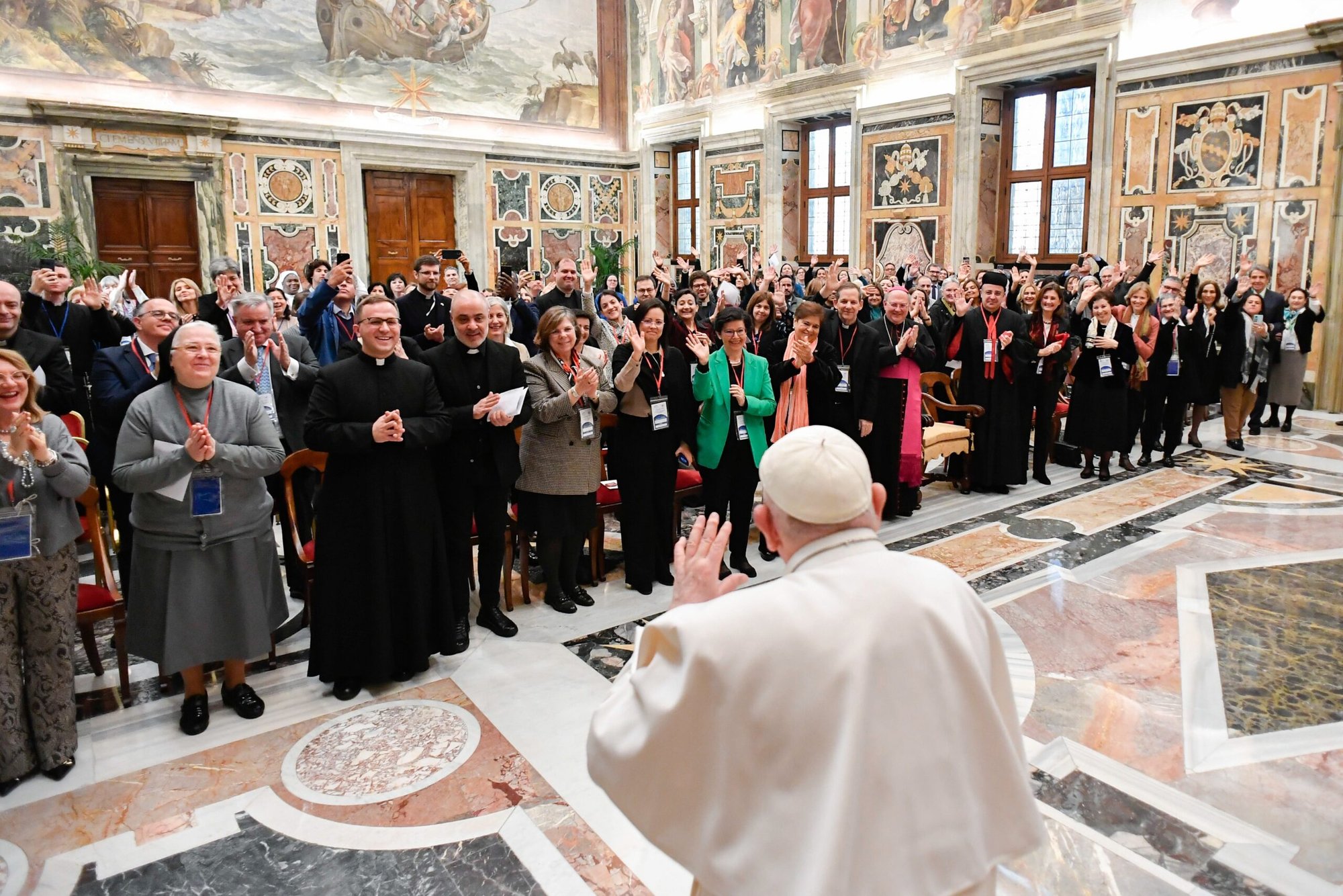 El Papa Francisco saluda a los asistentes a una conferencia de dos días en Roma sobre "Mujeres en la Iglesia: Artífices de humanidad" durante una audiencia en el Vaticano, el 7 de marzo de 2024. La conferencia, que formaba parte de la celebración del Día Internacional de la Mujer, tenía lugar en la Pontificia Universidad de la Santa Cruz. (Foto CNS/Vatican Media)