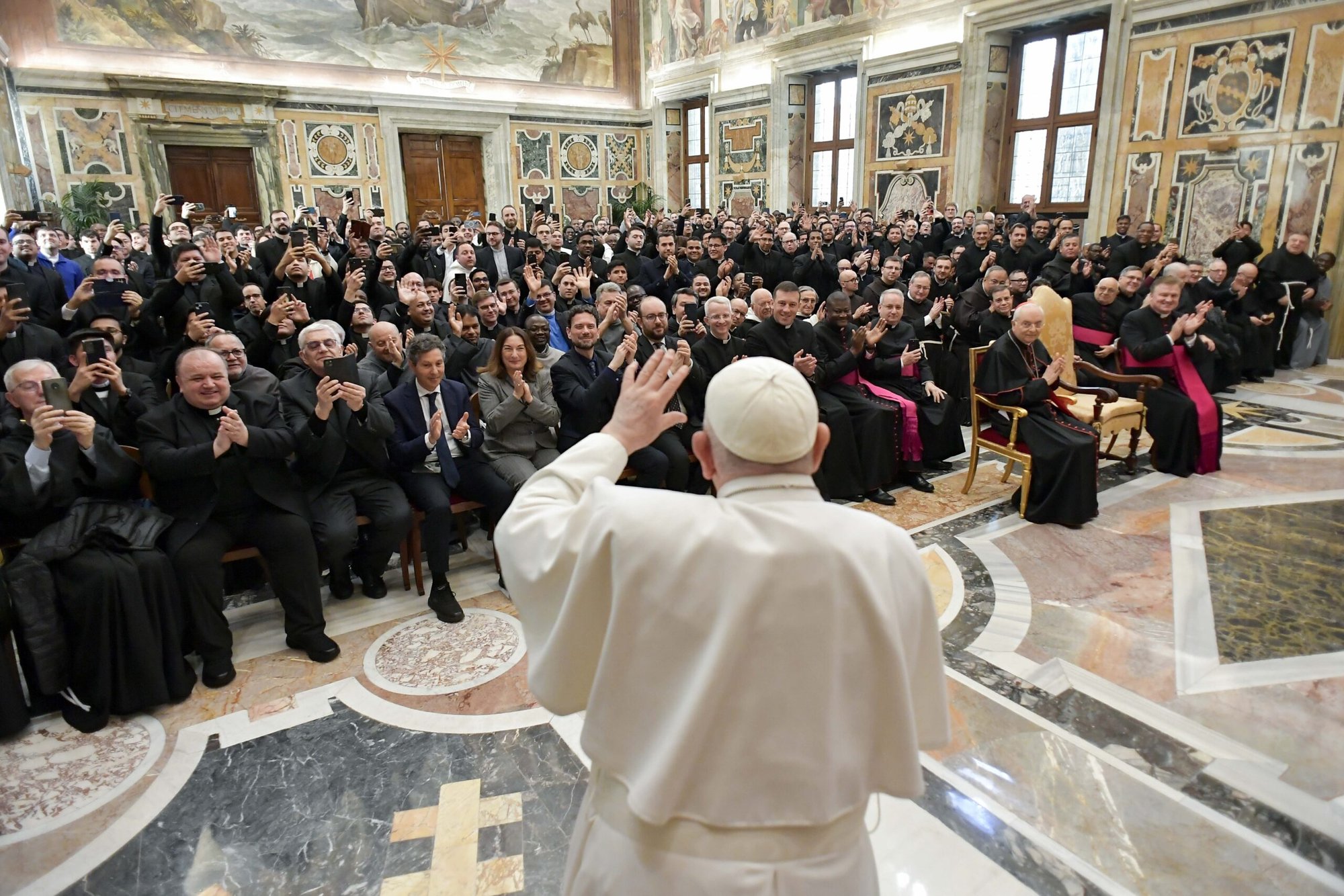 El Papa Francisco saluda a los sacerdotes que escuchan confesiones en las basílicas de Roma y a los sacerdotes y seminaristas que asisten a un curso sobre la confesión ofrecido por la Penitenciaría Apostólica, el tribunal vaticano que se ocupa de los asuntos de conciencia, al final de una reunión el 8 de marzo de 2024, en el Palacio Apostólico del Vaticano. (CNS /Vatican Media)