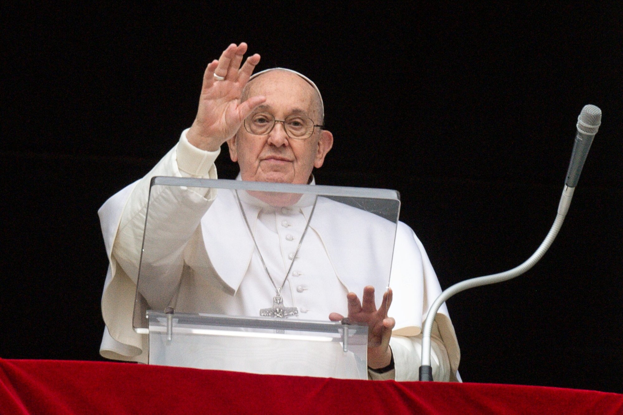 El Papa Francisco saluda a los visitantes congregados en la Plaza de San Pedro para el rezo de la oración del Ángelus en el Vaticano el 10 de marzo del 2024. (Foto CNS/Vatican Media)